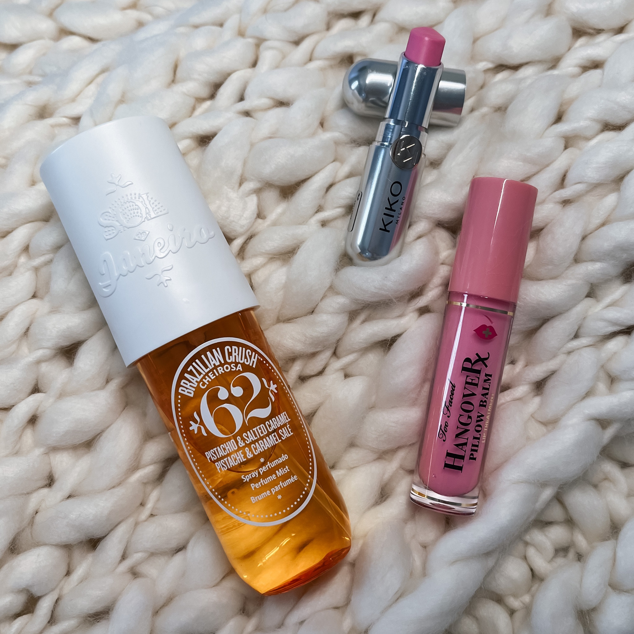 Favoritos do momento: o body splash que viralizou nas redes vizinhas, que eu achei que não ia gostar pela descrição do cheiro mas acabou me surpreendendo, e dois lipbalms super cheirosos: o da Kiko tem uma cor lindinha e eu uso no dia a dia. Já o da Too Faced é bem grossinho, bom pra usar durante a noite e um dos melhores produtos que eu já usei desse tipo, hidrata super! 


#LTKbeauty #LTKbrasil