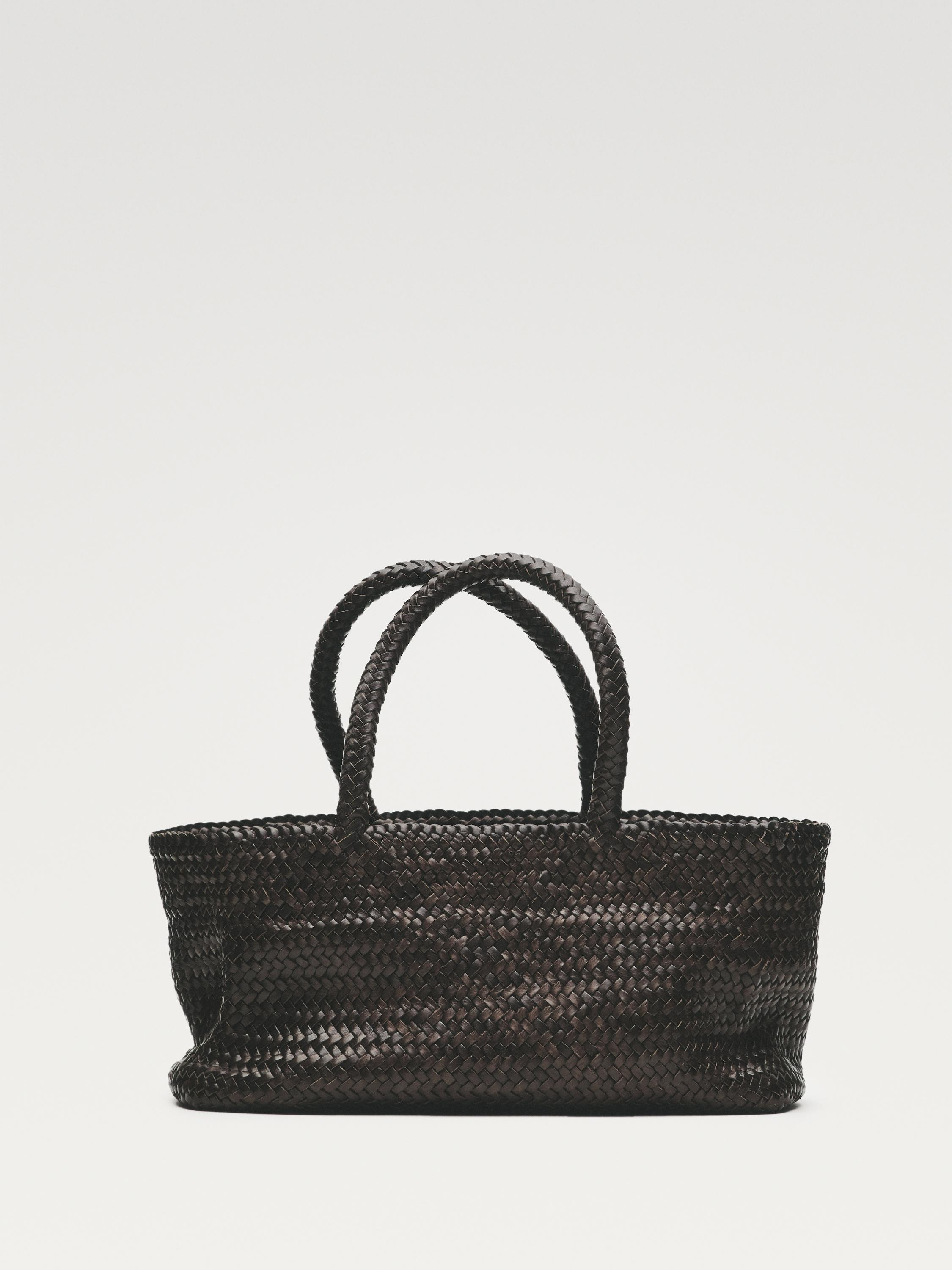 VIEW LOOK
Medium braided nappa leather tote bag

 $590  Colour  Brown  Add to basket | Massimo Dutti US