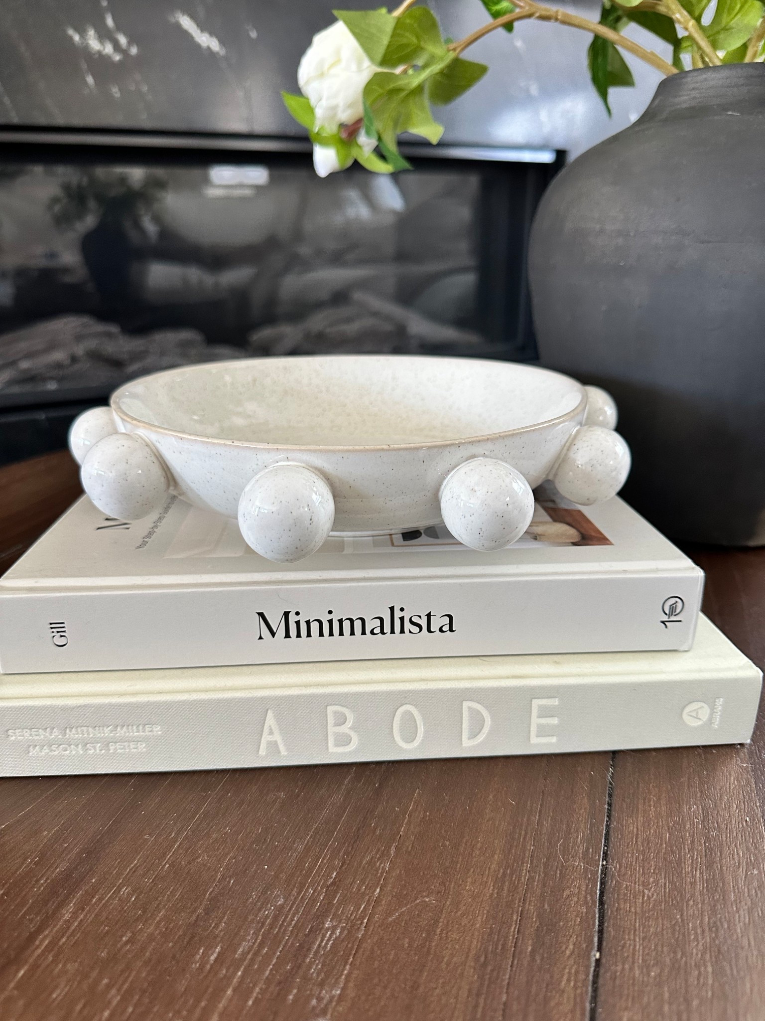 The prettiest little orb bowl. Modern organic home decor. Minimalista coffee table book. Black vase. White peonies.


#LTKHome #LTKSaleAlert #LTKFindsUnder50