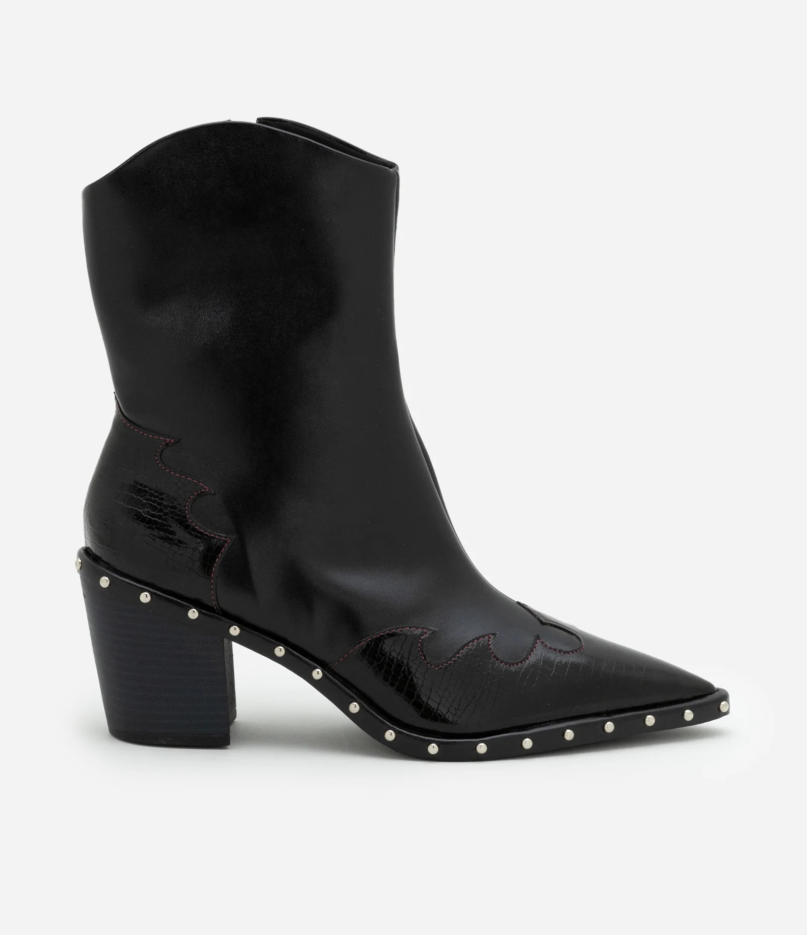 Bota Western em PU com Bico Fino e Tachinhas Aplicadas Preto - Lojas Renner | Renner (BR)