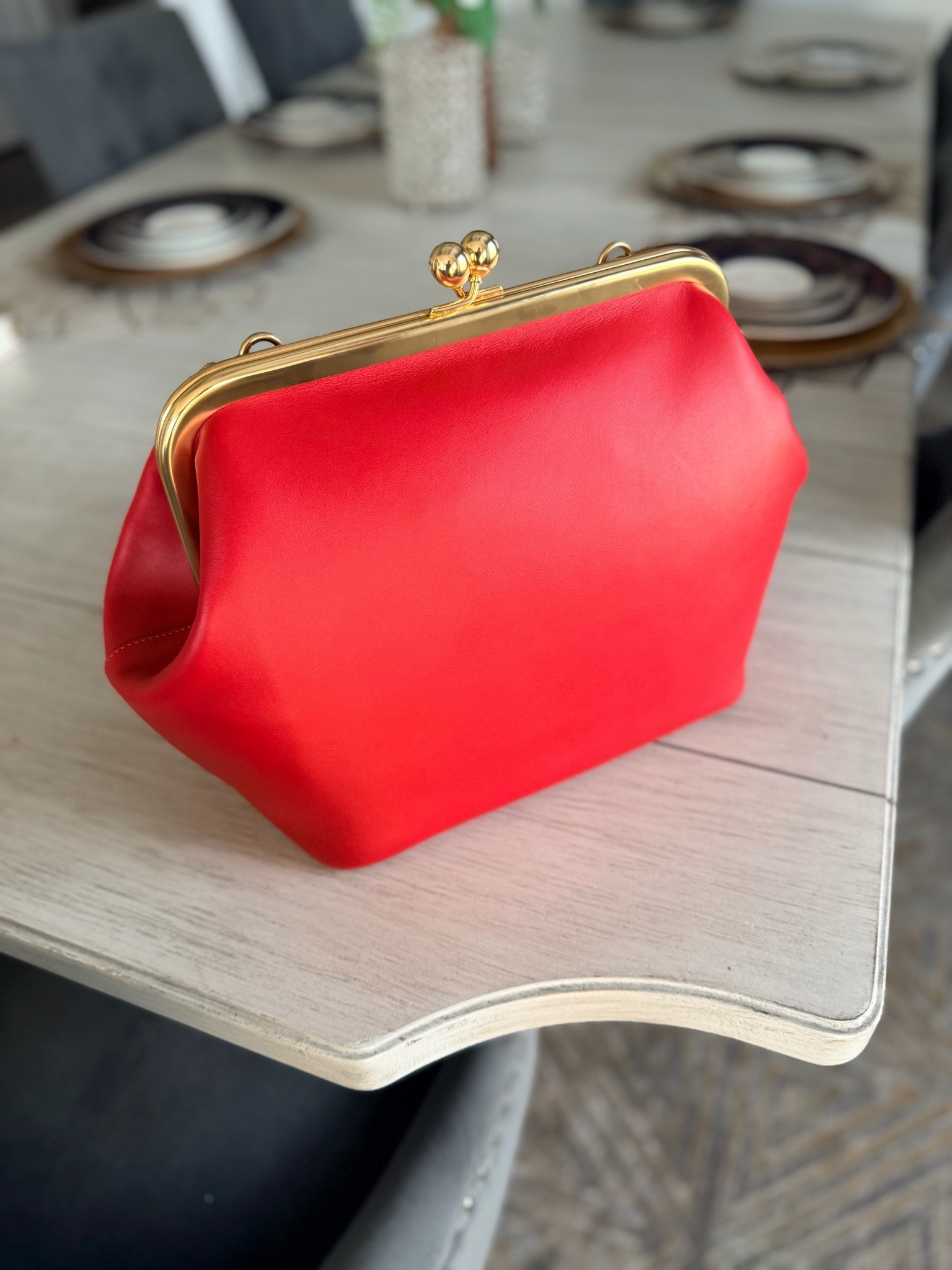 The only red bag you need. ❤️👛