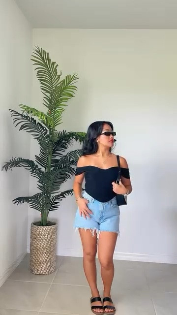 Summer isn’t over until I’ve gotten to wear all of my summer outfits… anyone else agree? Or are you already in fall mode? 👀