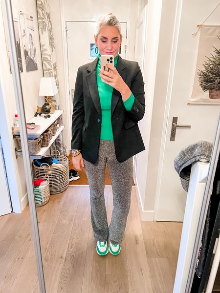 Outfits of the week

Running errands but in glitter pants because it is NYE after all 😁. Black oversized blazer which I sized down in because the oversized look doesn’t suit me. Wearing a medium. Paired with a green turtleneck ribbed top (tts) and sneakers. 



#LTKSeasonal #LTKHoliday #LTKstyletip