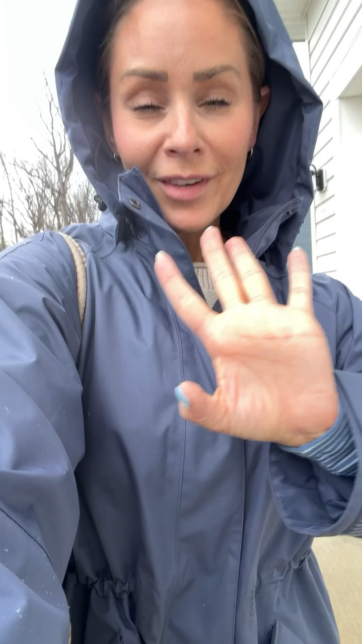 This Quince raincoat is lightweight, chic, and actually keeps you dry (which is the bare minimum but somehow rare 😂).

It’s one of those throw-on-and-go pieces that instantly makes you feel like you tried…even when you didn’t.



#quince #quincepartner @Quince 