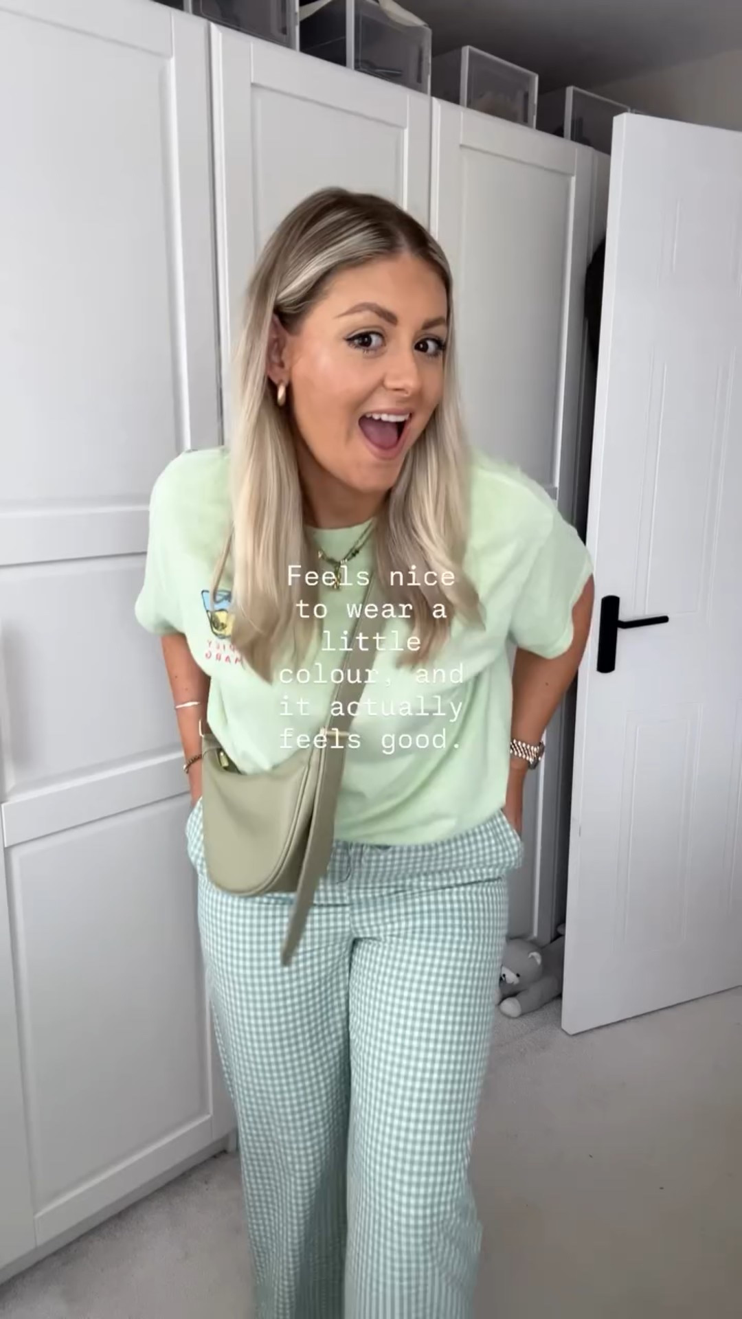 Loving wearing some colour these days, and it actually feels comfortable after years of wearing neutrals. Now I’ve built a capsule wardrobe it’s been fun branching out to colour. 💚

Top from @asos
Trousers from @stradivarius 
Shoes from @boohoo for an extra 15% off use code: STEPHANIEW
Bag from @katieloxton 

#mumfashion #colourfashion #affordablefashion