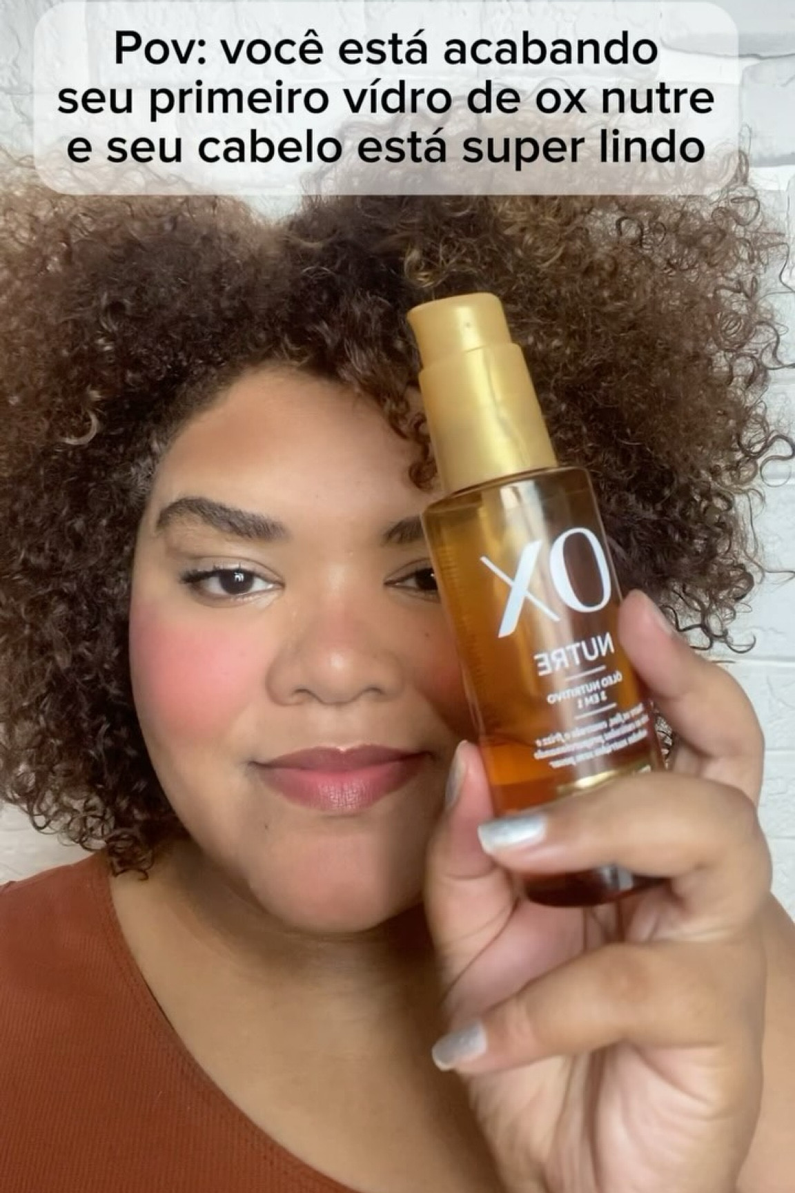 Esse óleo da @oxcosmeticos me surpreendeu pelo preço, cheiro incrível e o bem que está fazendo pelo meu cabelinho, será que tem algo que cabelo cacheado goste mais do que um bom óleo ?
.
.
O nome do óleo é nutre e eu comprei na @goyaperfumaria_oficial paguei menos de 30 reais e tô amando de verdade, melhor custo benefício da vida.