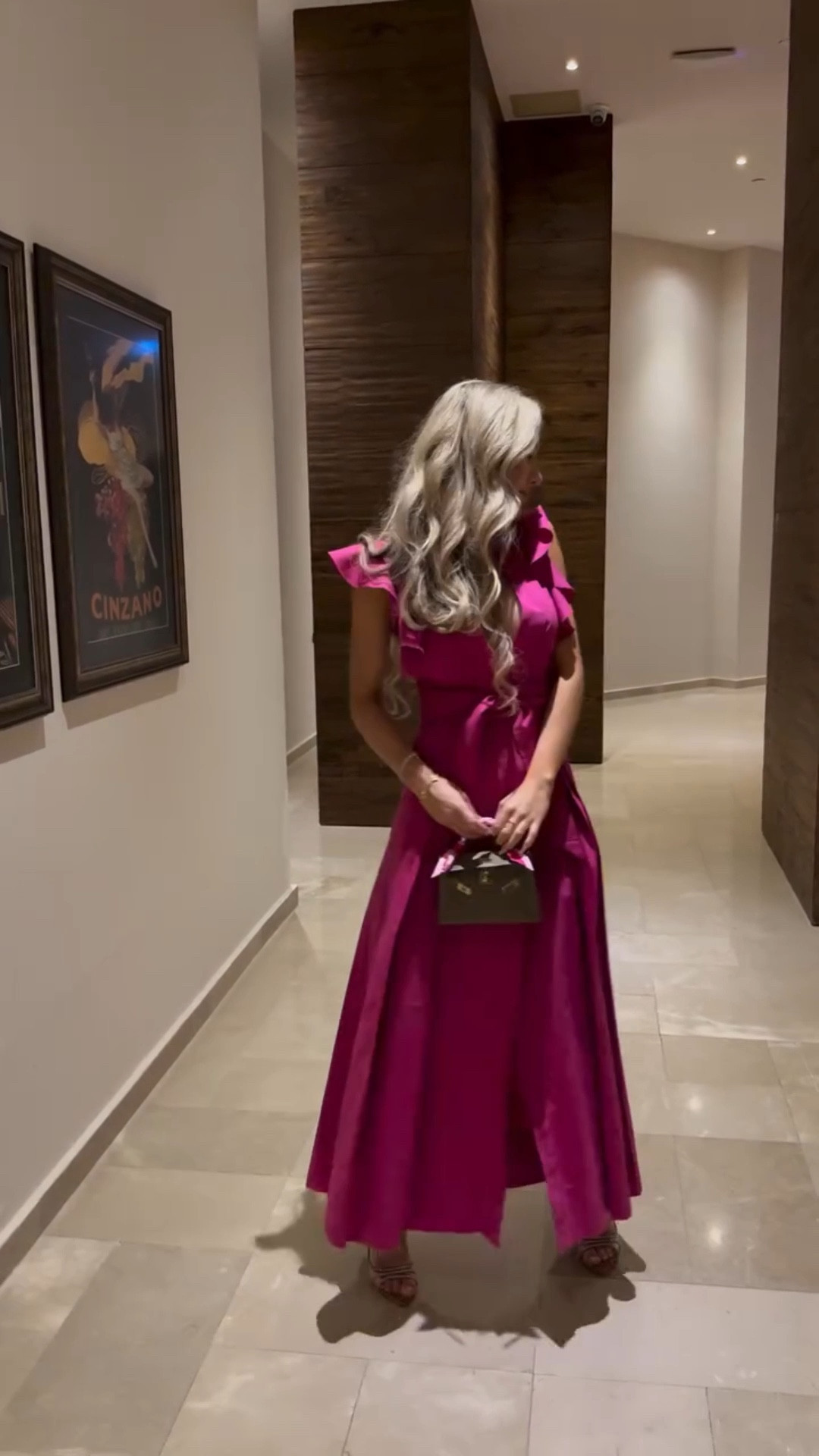 When the fit check and bombshell hair is a mood 💖 Pink resortwear dress from @kalitaofficial that’s giving ”need to throw a fit”💃 #flamboyant #chic #zumadmaris #blondebombshell