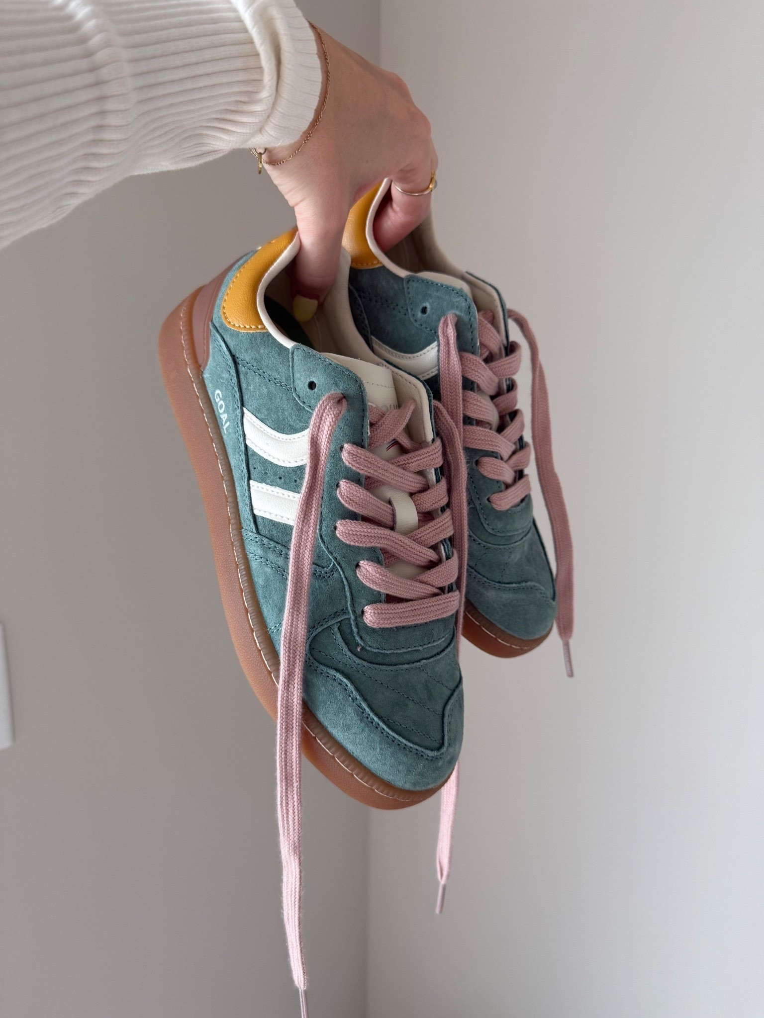 The cutest spring sneakers! I am obsessed with this color combo!

Coolway | spring shoes | colorful sneakers | shoe crush 