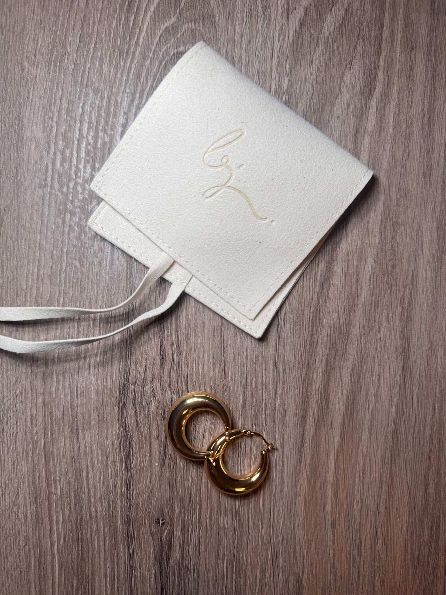 Every gal needs this staple earring in their jewelry box 😍 #jewelry #goldhoops 