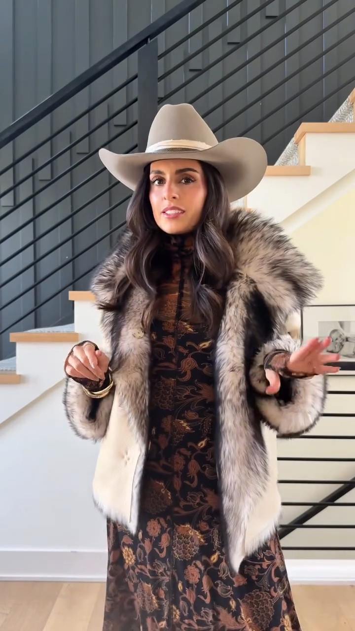 OOTN 🤎 ft. the new Kylie Sheepskin Jacket @overlandsheepskin 

Comment “shop” for jacket details! 

https://liketk.it/5rQuY

#ootn #fallfashion #winterjacket #wintercoat #furcoat #westernfashion #westernchic #overlandsheepskin #myoverland