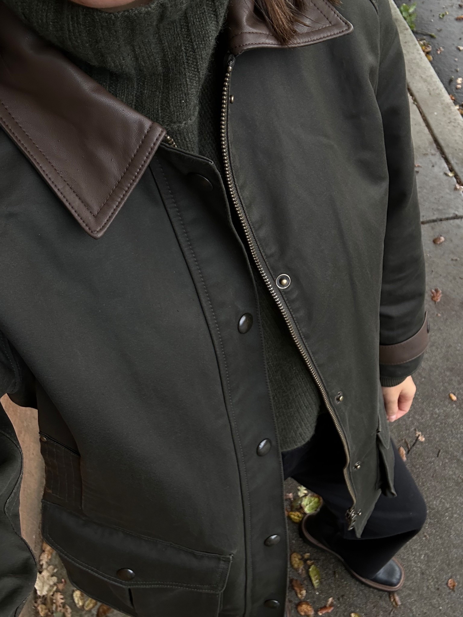 Rainy day outfit 

Jcrew barn jacket - xs, beautiful quality & lined. 20% off

BR cashmere mock neck sweater - small, absolutely stunning cashmere & so warm

Levi’s ribcage straight leg — a classic straight crop to wear with boots 