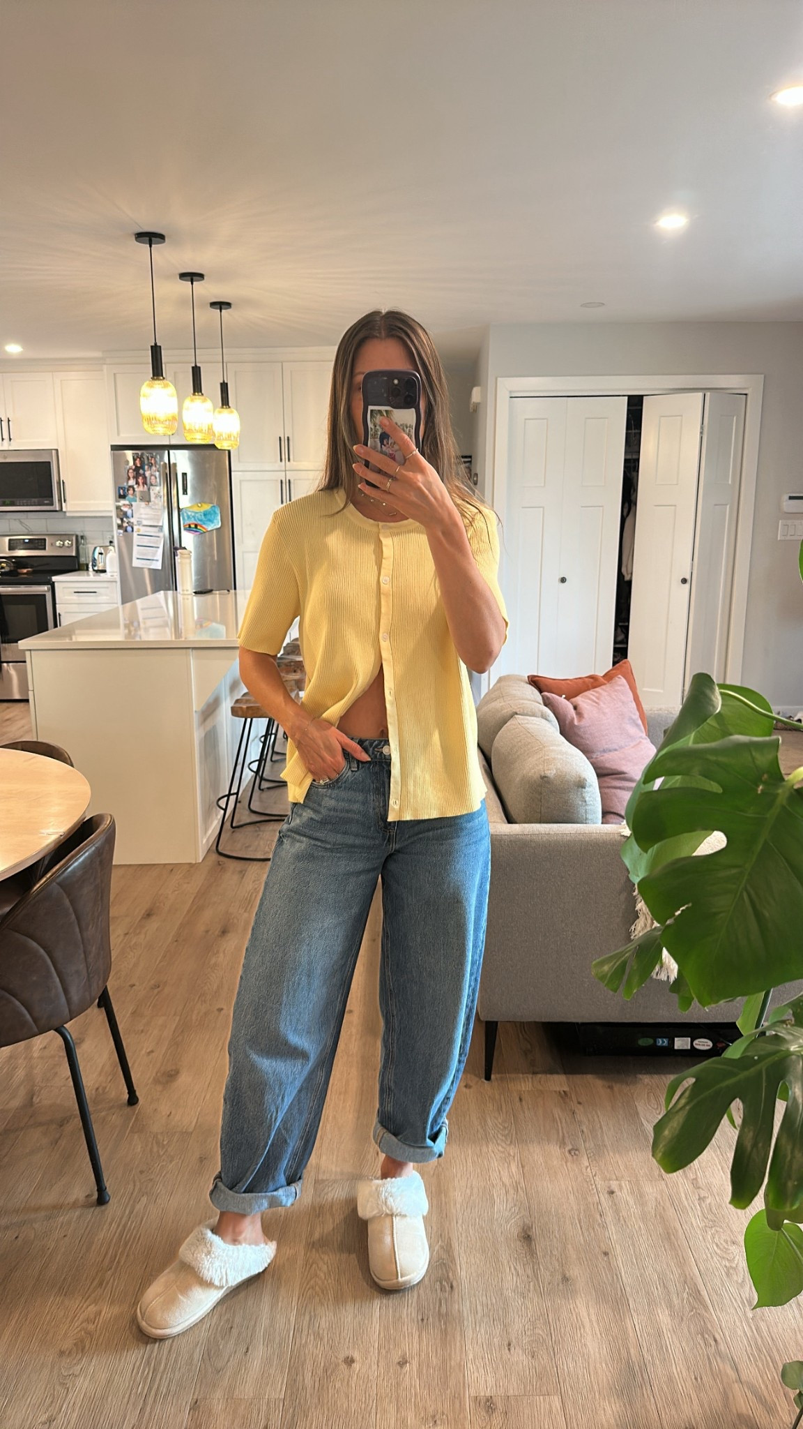 Perfect yellow cardigan and in love with these jeans 