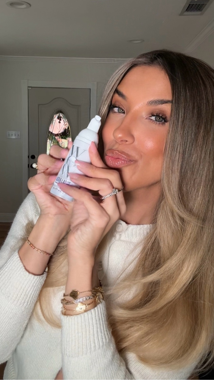 A quick, easy blowout is always the move ✨
Color Wow + Wavy Talk = chef’s kiss 💋

@colorwowhair @wavytalkofficial