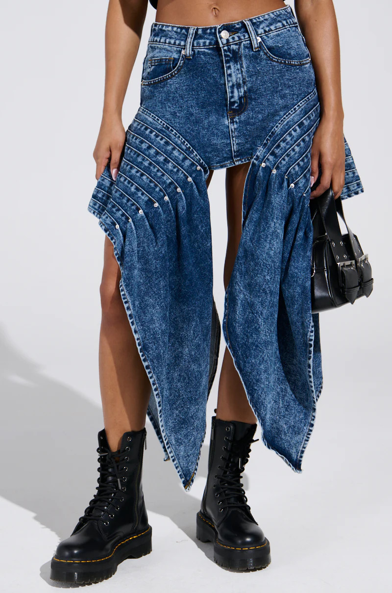 MOVE IN MOTION MINI SKIRT | AKIRA
