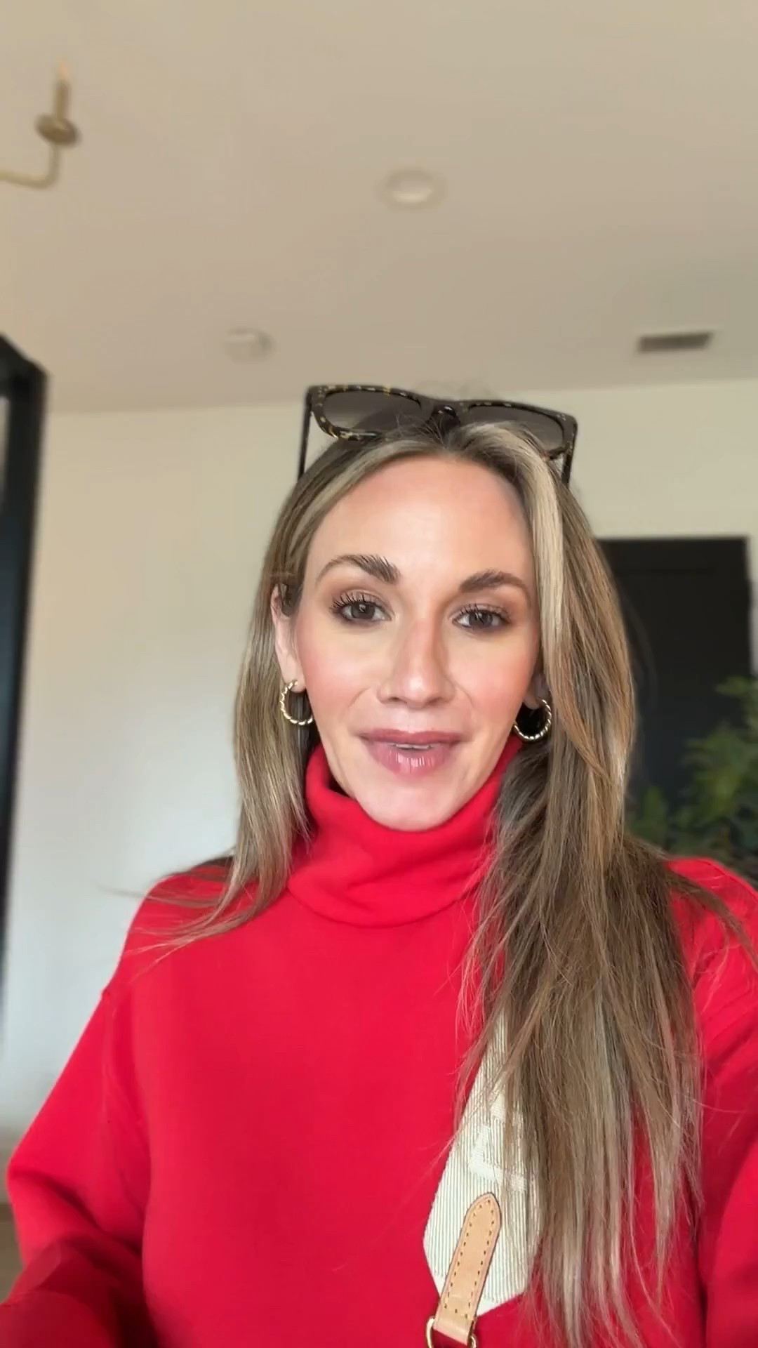 The fabric feels amazing! Pants come in petite, regular and tall length options. I’m wearing an xs regular length in pants and xs in top. I’m 5’3 for reference! 