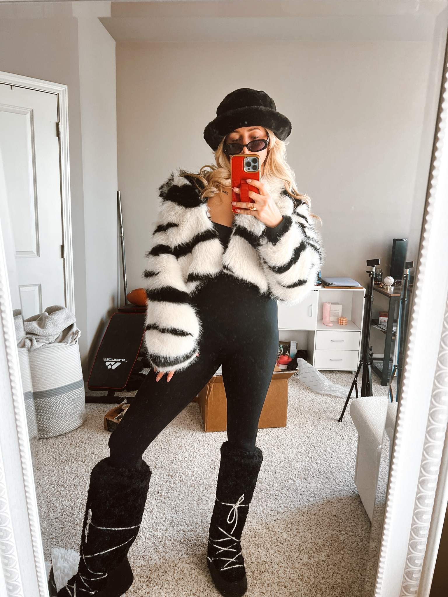 Wearing a size small in the coat
Size 8 in the boots 
Wearing a large in the jumpsuit (tall girls and long legged girlies size up)

Size measurements: 26/27 waist, 32DD, 5’7

Follow me on socials @travelwithbreezyy