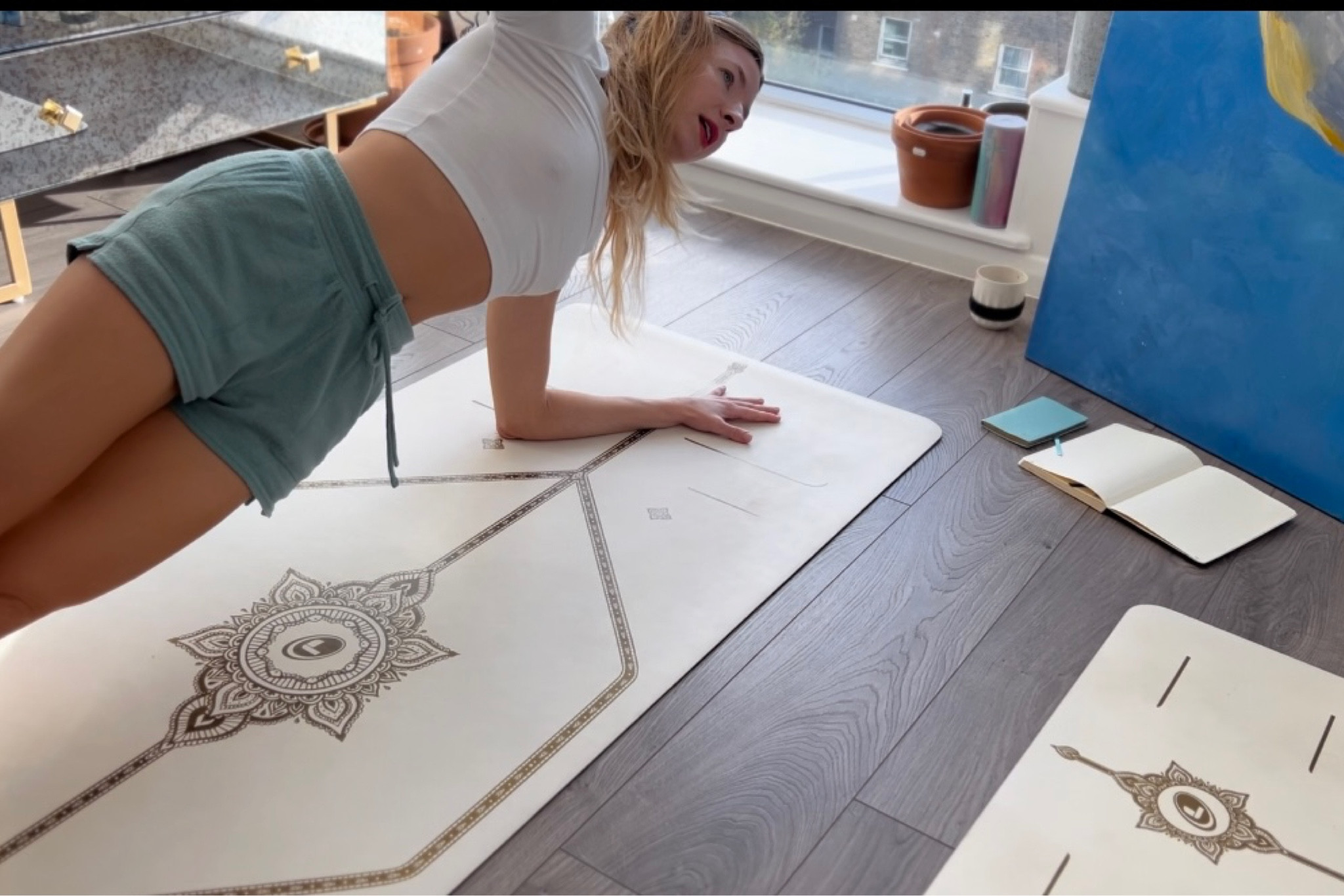 Yoga stretch at home #fitness #yoga #pilates #yogaclothes #wellness #yogawear #athome #lounge #easybasics

#LTKfitness #LTKeurope