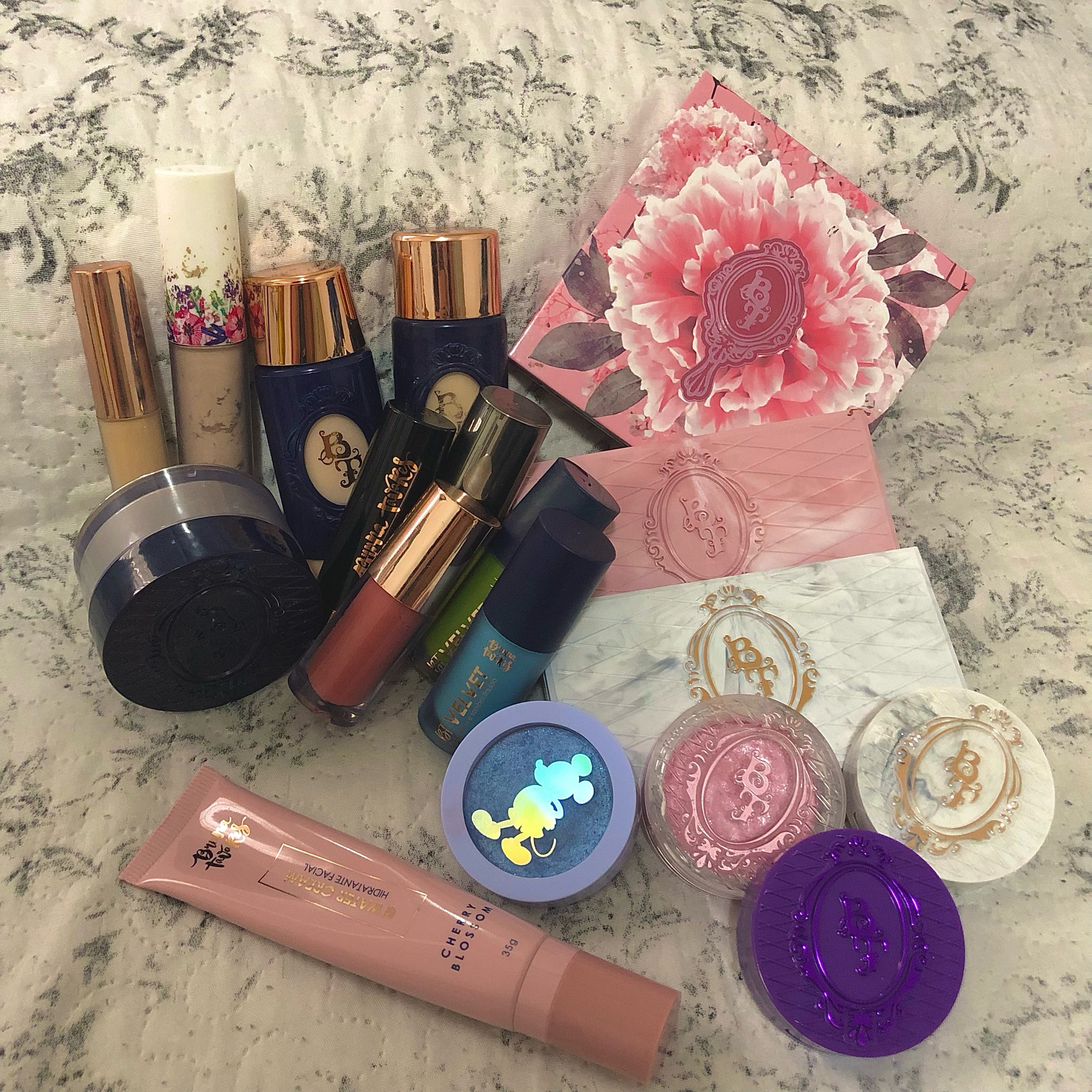Bruna Tavares é a minha marca favorita de maquiagem, aproveitei o dia de hoje que tem muitos produtos em promoção pra mostrar minha pequena coleção pra vocês e deixar aqui linkado alguns produtos que eu tenho ou que estou de olho 🤭♥️

#LTKbeauty #LTKbrasil #LTKsalealert
