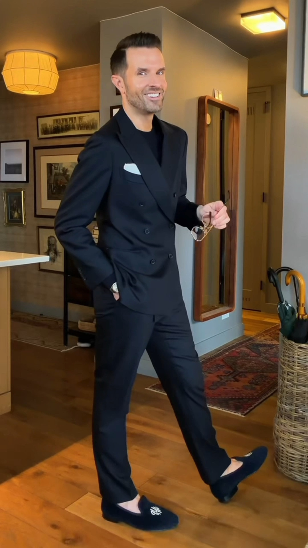 This navy double-breasted blazer makes everything feel intentional & polished🫰🏻🫰🏻

#LTKWorkwear #LTKMens #LTKootd