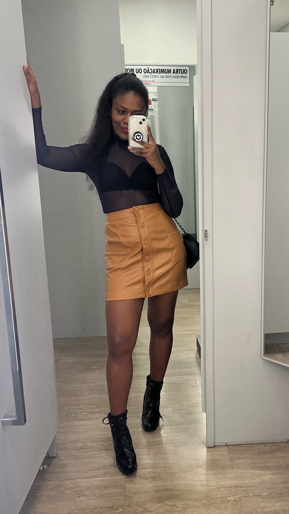 4 peças super atemporais: saia em PU + Blusa de tule + Coturno + Bolsa corrente 🤌🏾✨

#LTKstyletip