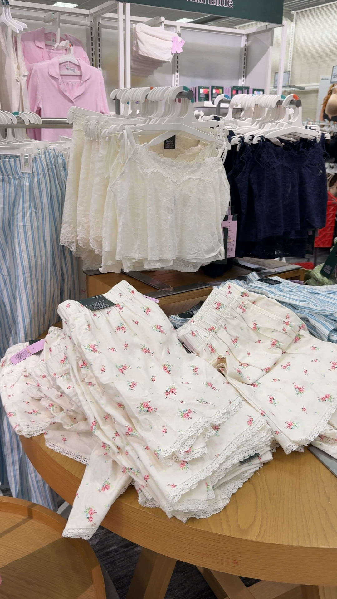 You know I love good finds in the pj section! This whole collection is so cute! Love that you can mix and match all of the different styles too! 🤌🏼
•
•
•
•
#affordableclothes #targetstyle #targetfinds #targetfashion #targetdoesitagain #targetaddict  #targetforthewin #targetfind #targetclothes #targetoutfit #targetstyles #targetfashionfinds #foundattarget #casualstyle #sharemytargetstyle #springfashion #springclothes #springclothing #springstyle