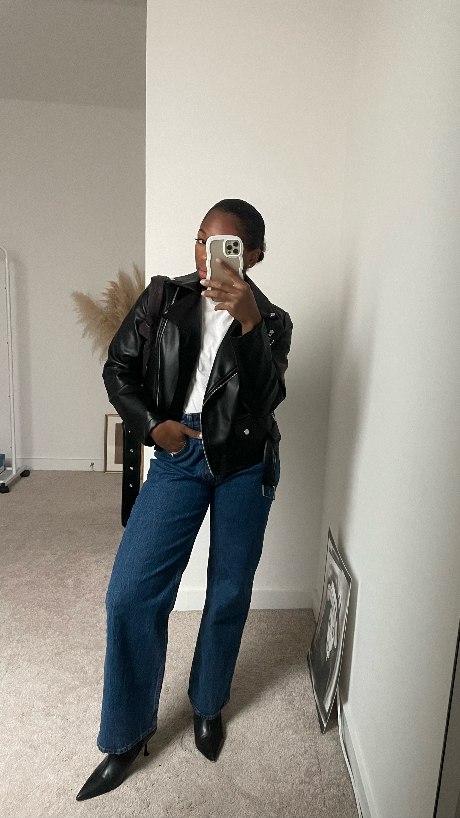 1 base, 5 outfits

Styling my 90s high rise relaxed jeans from Abercrombie & Fitch

Look 2: the leather jacket

#jeans #petiteoutfit #falloutfitinspo #blackleatherboots  #howtostylealeatherjacket
