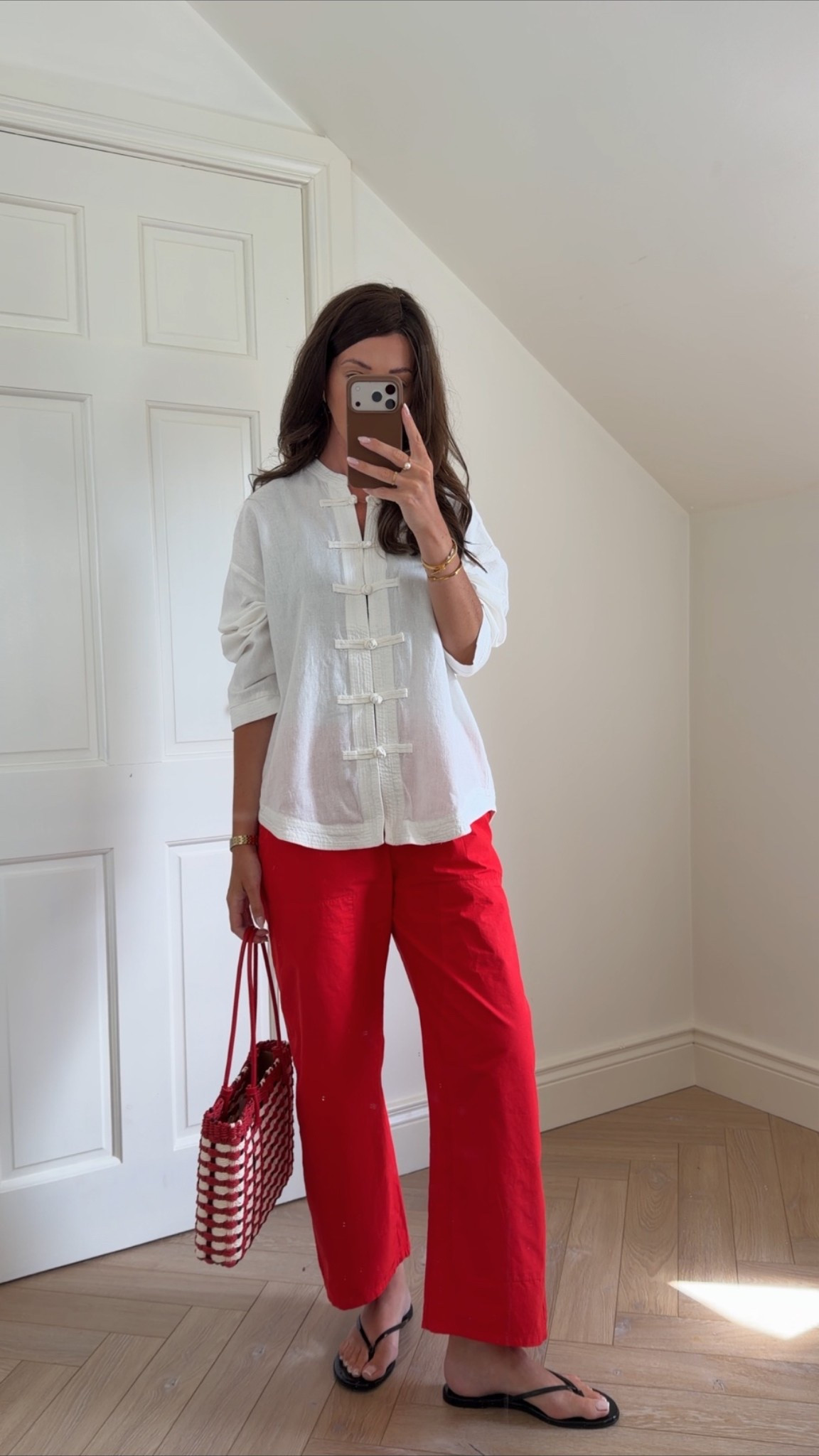 This linen shirt is back instock in all sizes!! I can’t stop reaching for it!! Wearing an xs
