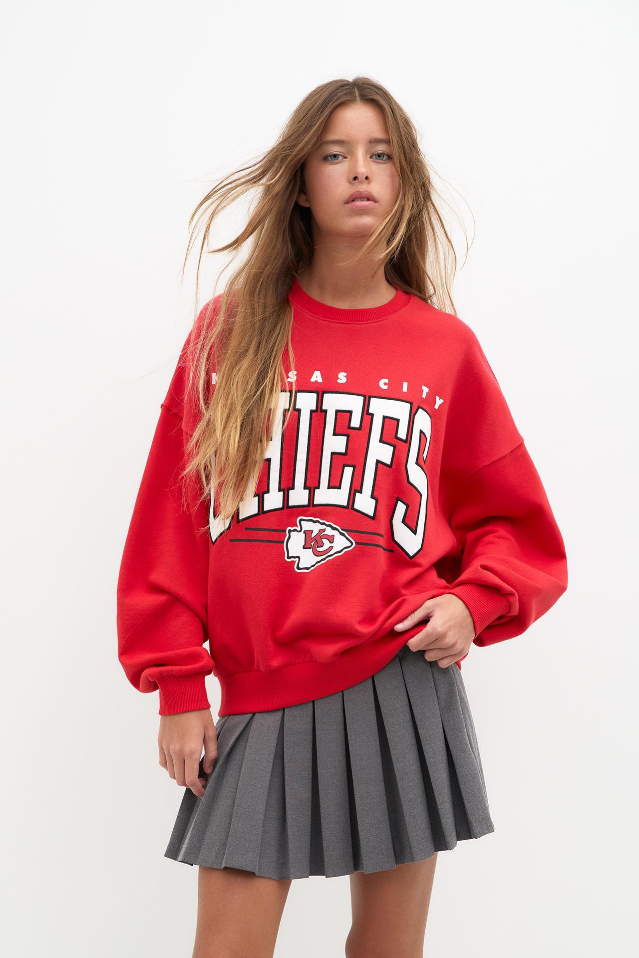 Red NFL Chiefs sweatshirt | PULL and BEAR UK