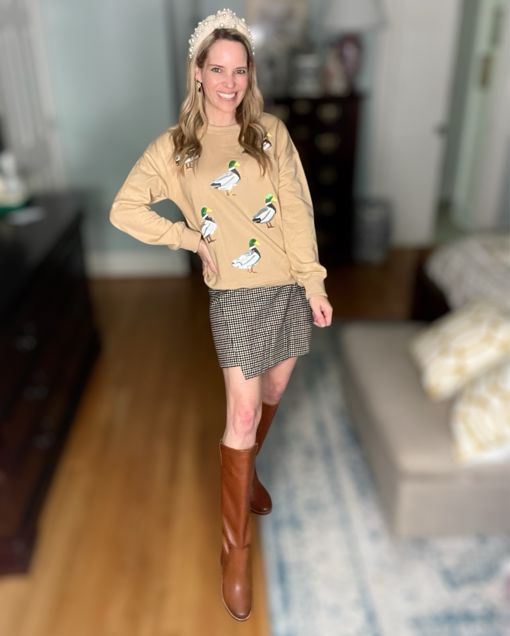 🦆🍂 Thanksgiving Outfit Idea
Okay tell me this mallard duck sweatshirt is not the cutest fall moment?! 🤎 I love a playful graphic for holiday get-togethers and this one is just chef’s kiss adorable. Paired it with my wrap-front mini skirt for that comfy-but-put-together look and finished with tall cognac boots to keep it classic for fall.

The pearl headband + little drop earrings dress it up just enough for Thanksgiving, school events, or hosting at home where you still want to look cute but stay super comfortable. 🥰

Wearing size Small in the sweatshirt + XS in the skirt. Boots fit TTS.

⸻

SHOP THE LOOK👇
🦆 Mallard Duck Sweatshirt (Amazon)
🤎 High-Waisted Wrap Mini Skirt (Old Navy)
👢 Tall Cognac Riding Boots
🤍 Ivory Pearl Padded Headband (Lele Sadoughi dupe vibes)
✨ Drop Earrings

⸻


thanksgiving outfit ideas • fall outfits for women • cozy fall style • casual thanksgiving look • cute thanksgiving outfit • mallard duck sweatshirt outfit • fall mini skirt outfits • brown riding boots outfit • holiday hosting outfit ideas • comfortable thanksgiving clothes

#LTKShoeCrush #LTKHoliday #LTKFindsUnder50