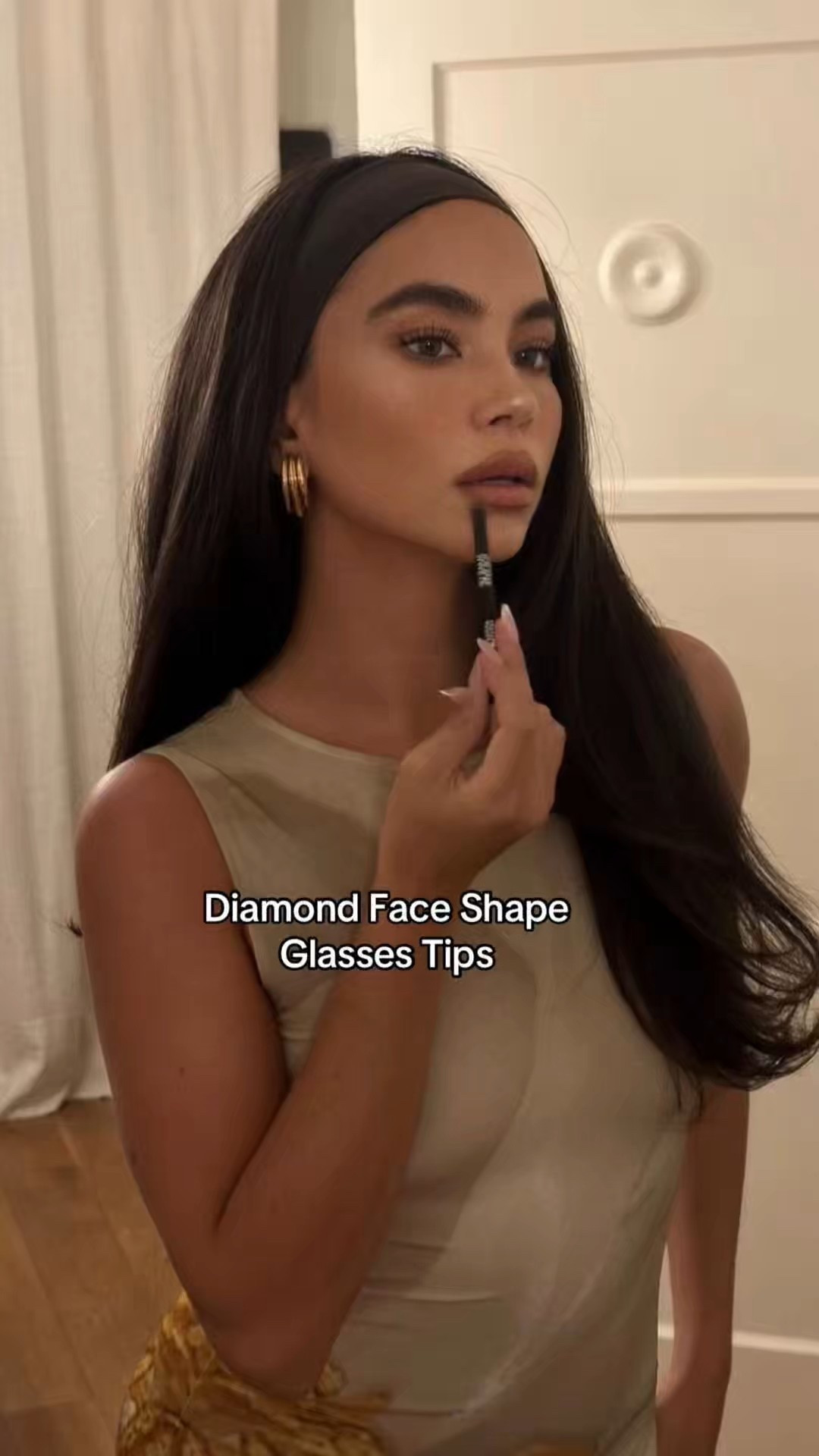 Go for frames that highlight the eyes and soften the cheek area 💫 Oval, cat-eye, rimless, and lighter frames create beautiful balance without adding width.


#DiamondFace #GlassesGuide #SunglassesStyle #FaceShapeFashion #LTKCreator #AccessoryEdit


#LTKootd #LTKSaleAlert