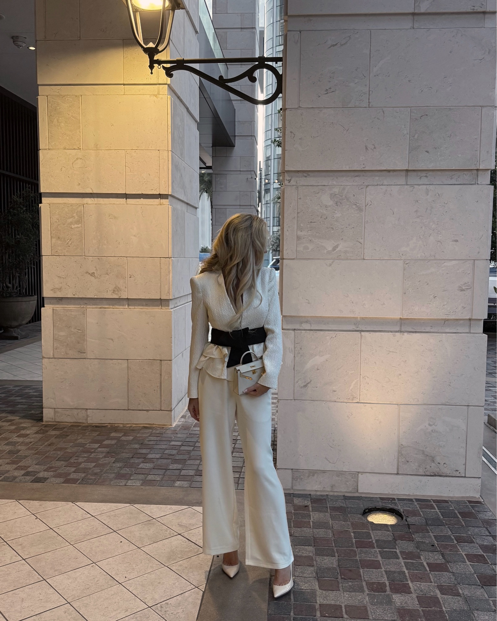Wrapped up in evening elegance ✨ These off white ivory crepe loose wide elegant pants are the fashion find of the month. Great price point with a luxurious feeling. In a crepe material that doesn’t easily wrinkle and almost not see through! Skin colored underwear is still recommended 🙏✨#eveninglook #widepants