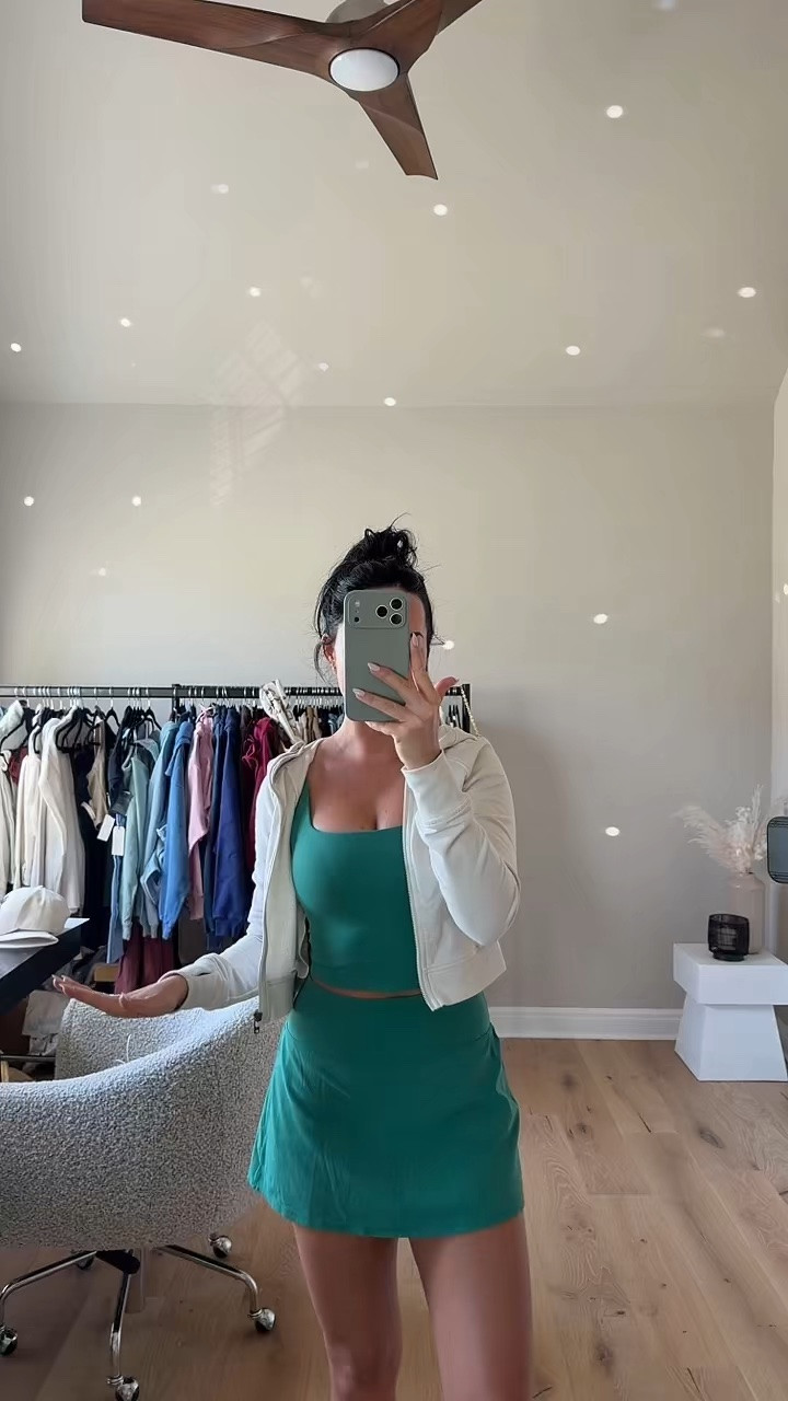 Walk OOTD 💚


My sizing 5’7, 145lbs, 32dd
I’m wearing size smalls