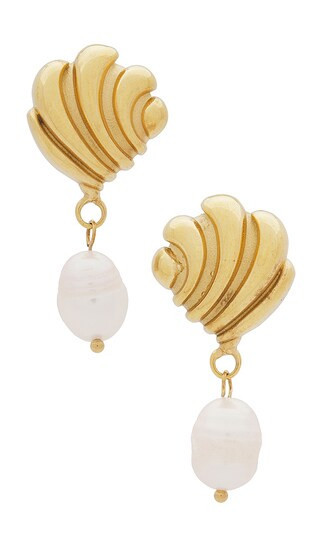Epifene Swirl Pearl Earring in Metallic Gold. | Revolve Clothing (Global)