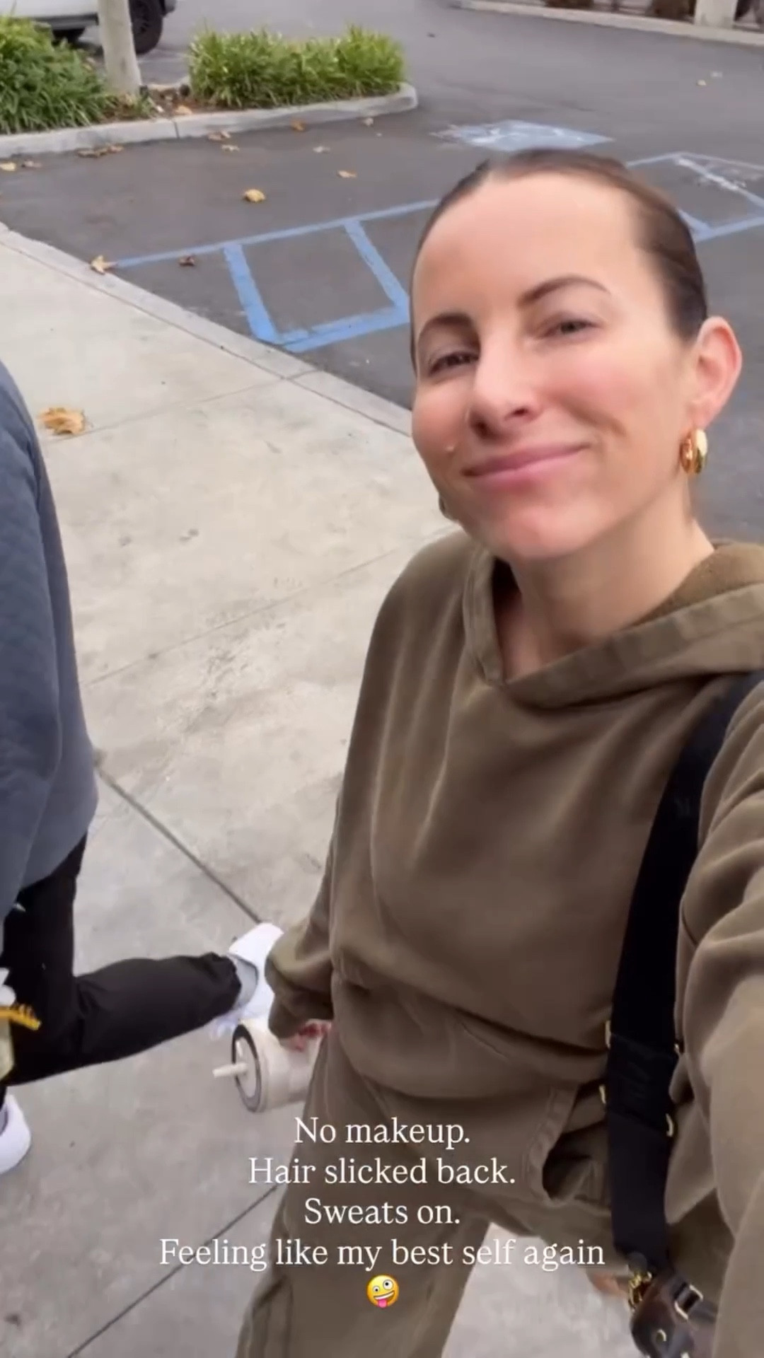 No makeup.
Hair slicked back.
Sweats on.
Feeling like my best self again 🤪