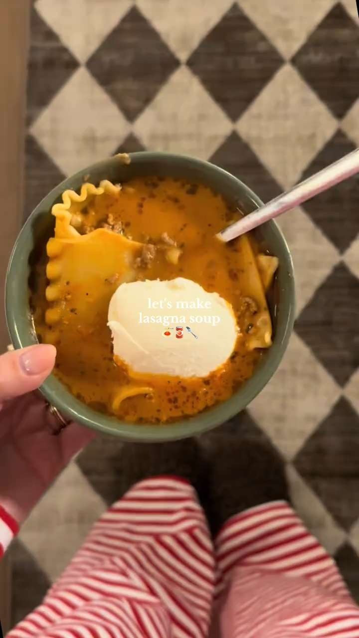 Make lasagna soup with me!  

Recipe:
• 2 lbs ground beef
• 1 white onion, diced
• 1 tsp garlic powder
• 1 jar Yo Mama’s Marinara
• 1 (32 oz) beef broth
• 1 cup heavy cream
• 1½ tsp Italian seasoning
• Salt & pepper to taste
• 8–10 lasagna noodles, broken into pieces

Toppings: ricotta, mozzarella, parmesan, and fresh basil 🌿

How to:
Brown the beef and onion, season with garlic powder, salt, pepper, and Italian seasoning. Add marinara, broth, and cream. Stir well, then add noodles and simmer until tender (about 10–12 min). Top with cheese and basil — perfection!
 

 #LTKHome