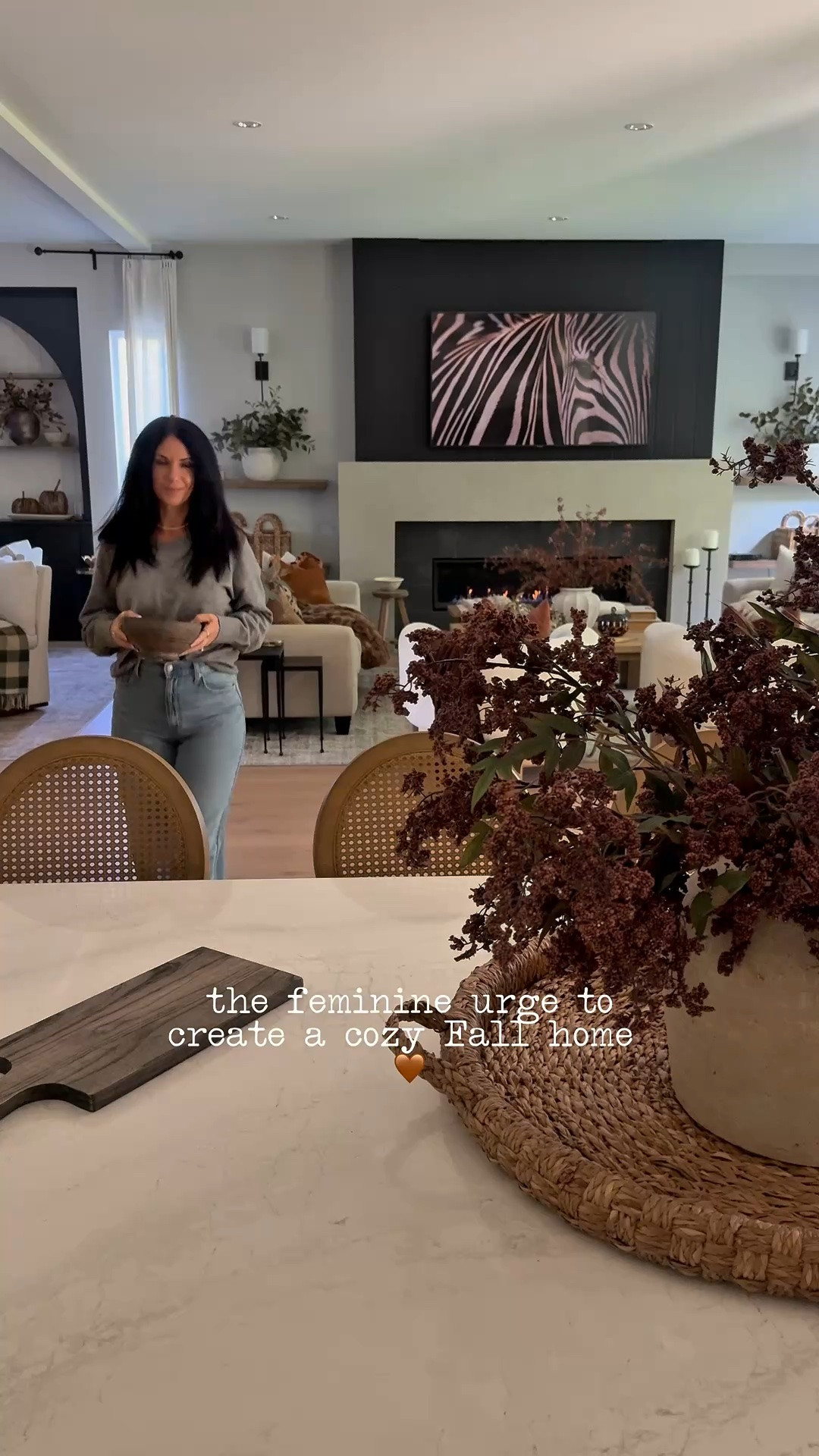 Welcome October.
Fall in my home…creating cozy with a few simple additions and swaps (cushions, throws)…and yes, a few pumpkins🤎

#LTKfall #LTKplussize
