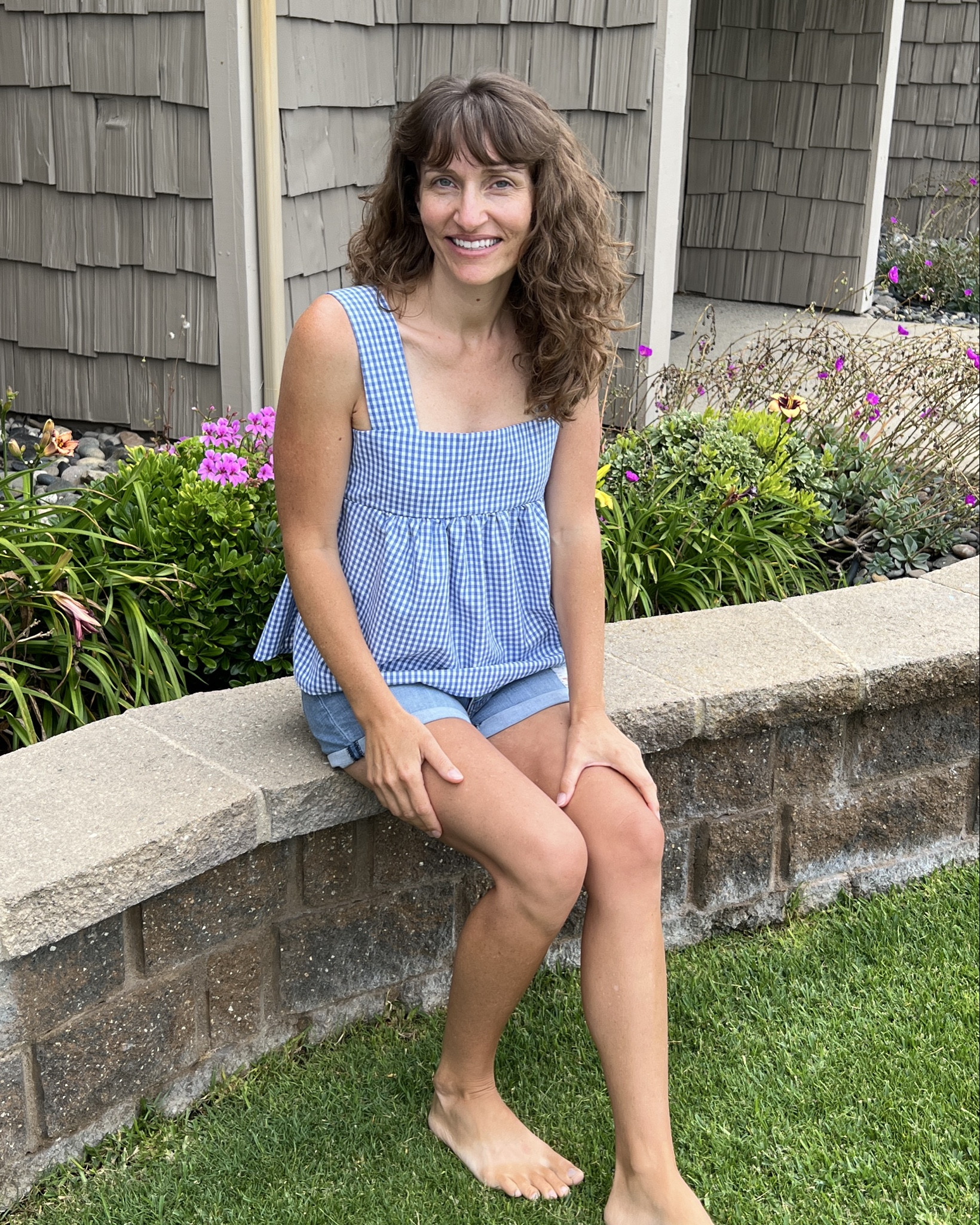 I am loving this simple top for summer! Such a cute detail in the back 🤩