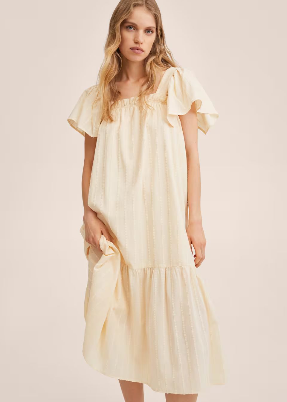 100% cotton dress

Committed Collection. 100% cotton fabric. Midi design. Oversize design. Evasé des | MANGO (US)