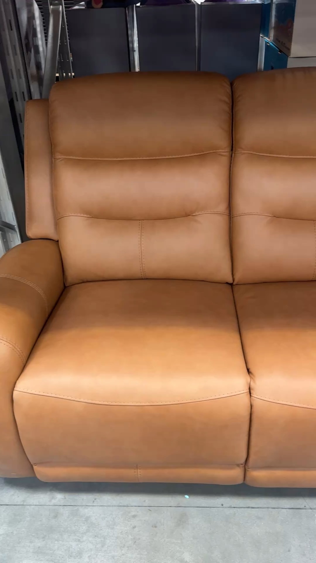 Check out the beautiful Member's Mark Cooper Power Reclining Leather Sofa at Sam’s Club for $899. It’s made of top grain leather. It has Power Reclining Mechanism, Power Headrest and Footrest! It also has built-in USB and USB-C ports. It has also a matching power recliner for $499. Find it now at #samsclub 