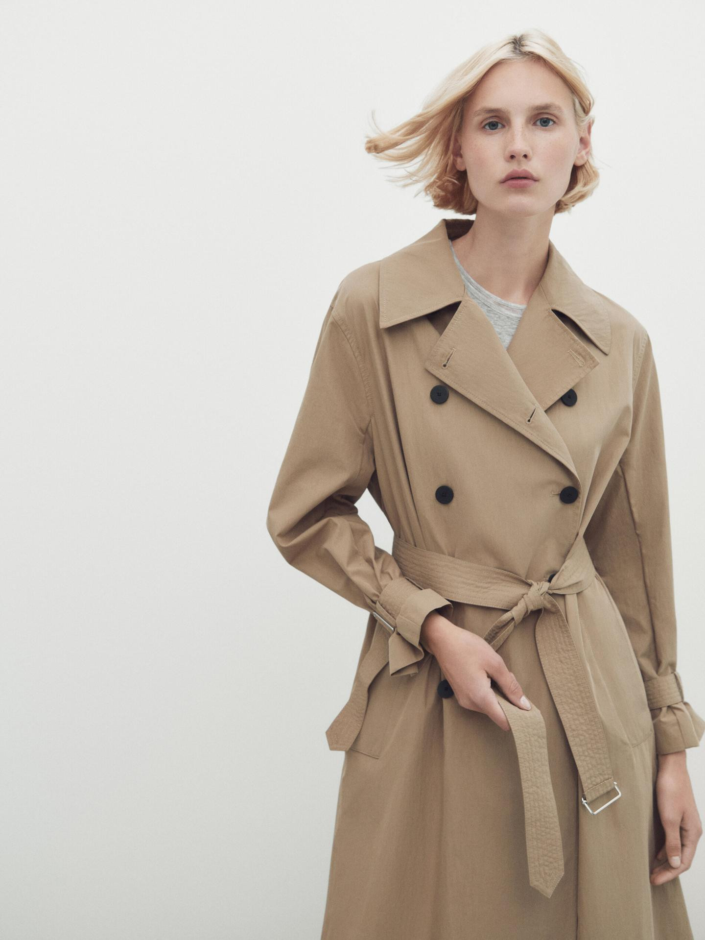 Trenchcoat aus Funktionsstoff mit Gürtel | Massimo Dutti DE