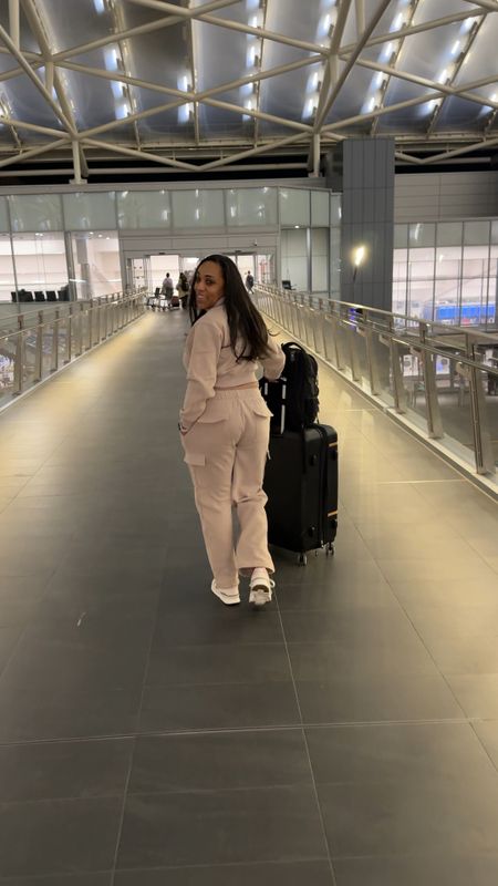 Airport style, airport outfit, sporty outfit, comfortable outfit, travel outfit 

#LTKfindsunder50 #LTKVideo #LTKstyletip