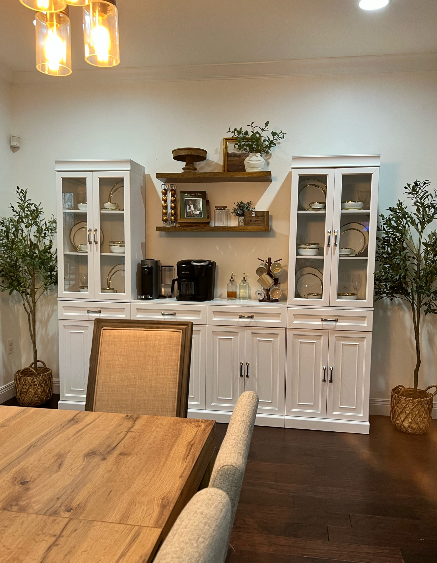 Lots of cute ways to update a large dining space! 