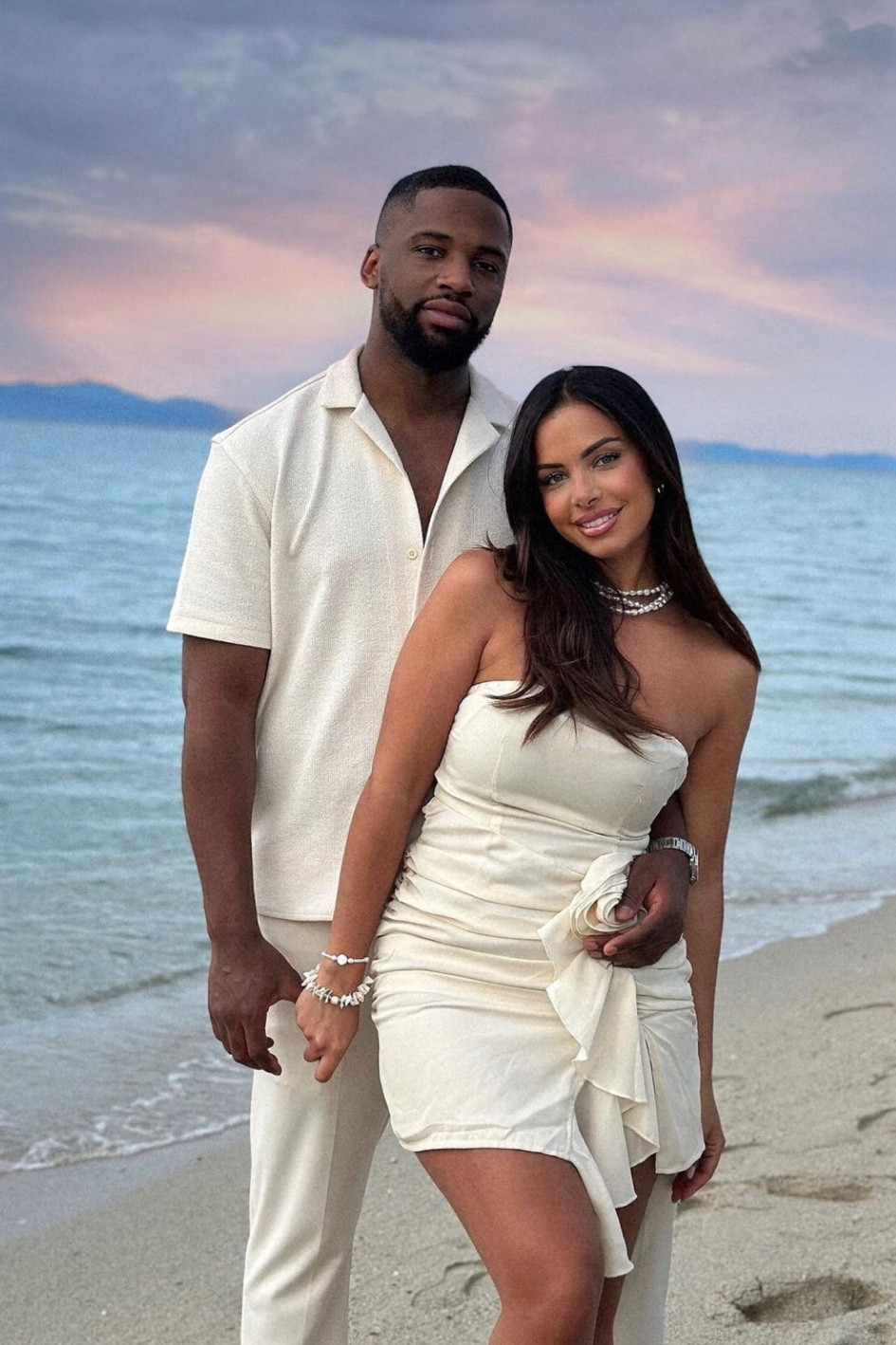 robe bustier moulante crème à fleur et volants robe courte blanche detail rosette robe bustier robe d’été bustier collier de perle bracelet coquille blanc 

#LTKstyletip #LTKeurope #LTKSeasonal