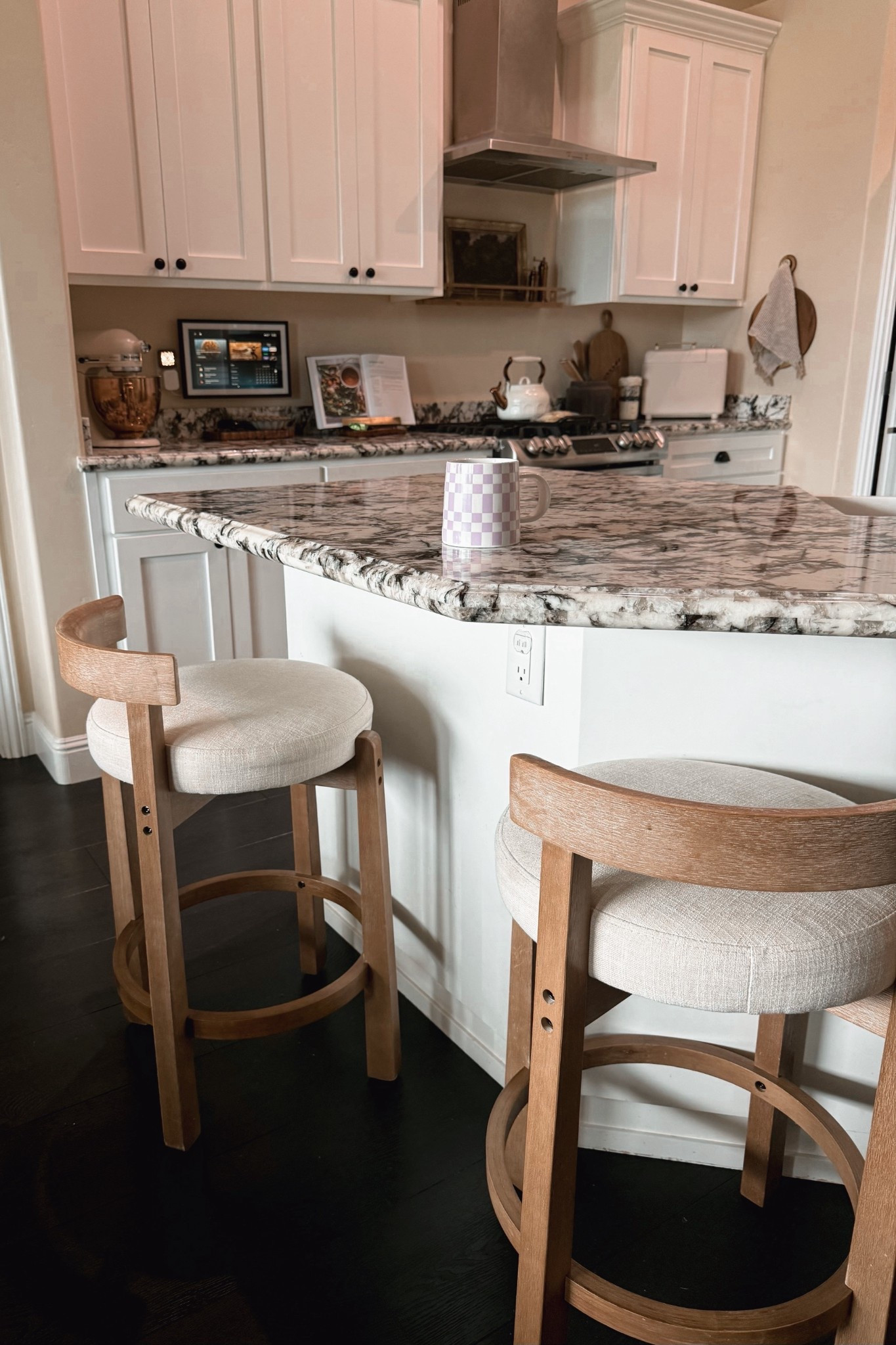 A calm kitchen reset I always come back to 🤍

Clean lines, warm wood, and neutral staples make a kitchen feel pulled together without trying too hard — especially if you’re refreshing your space or preparing for photos.

This is my favorite kind of reset: simple, functional, and timeless.
Save this for later & shop everything linked ✨

#reset #kitchenreset #Ltkhome
#neutralhome

#LTKBeauty #LTKHome