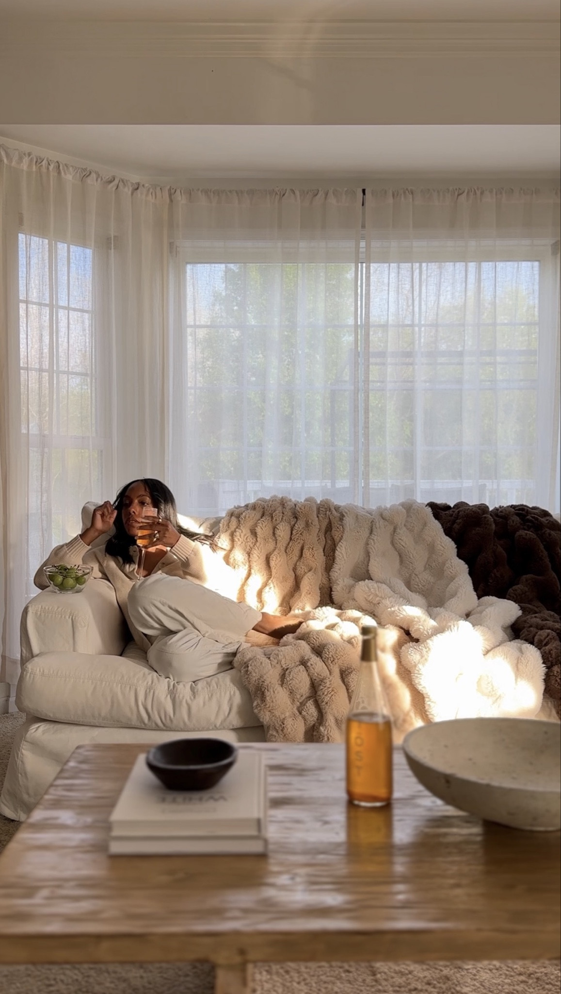 A cozy moment on the couch with @tost ☺️
Shop 👇