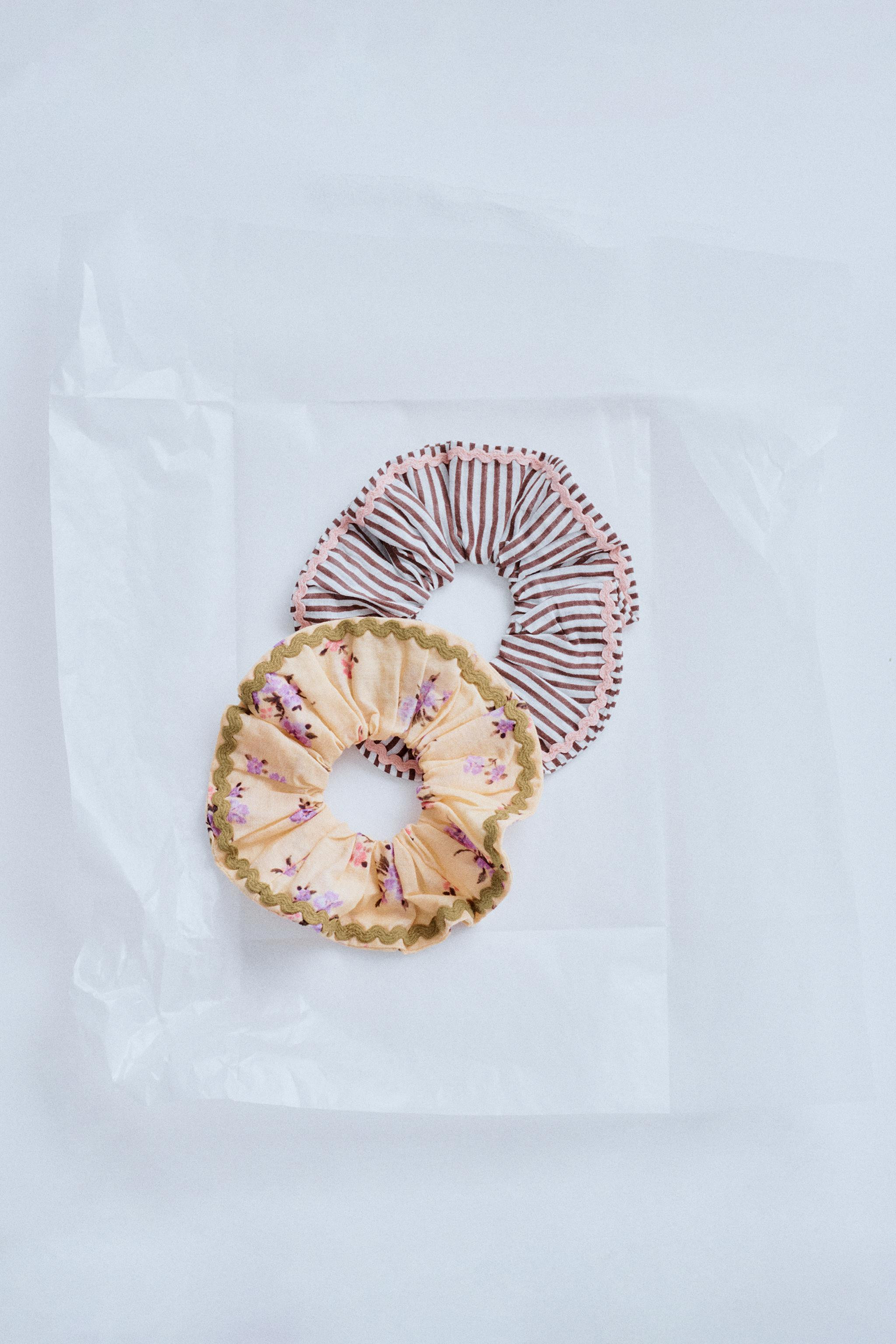 TIMELESZ - TWO-PACK OF STRIPED AND FLORAL SCRUNCHIES | Zara US