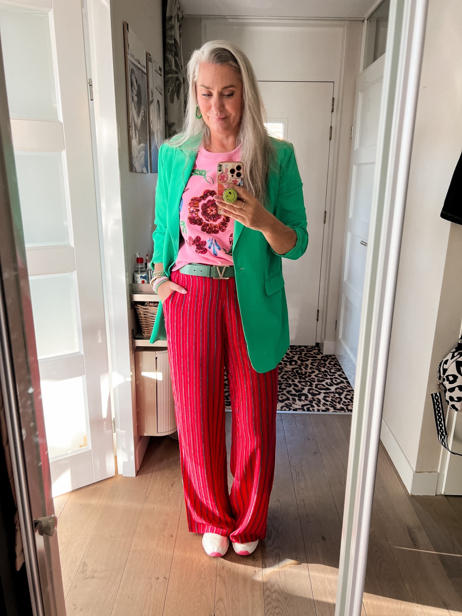 OOTD - Maandag. Rood/roze/groen gestreepte broek (40), roze sweater met korte mouwen en pailetten (Norah, 40), groene blazer (Sisters Point) en Skechers sneakers. 



#LTKeurope #LTKmidsize #LTKnederlands
