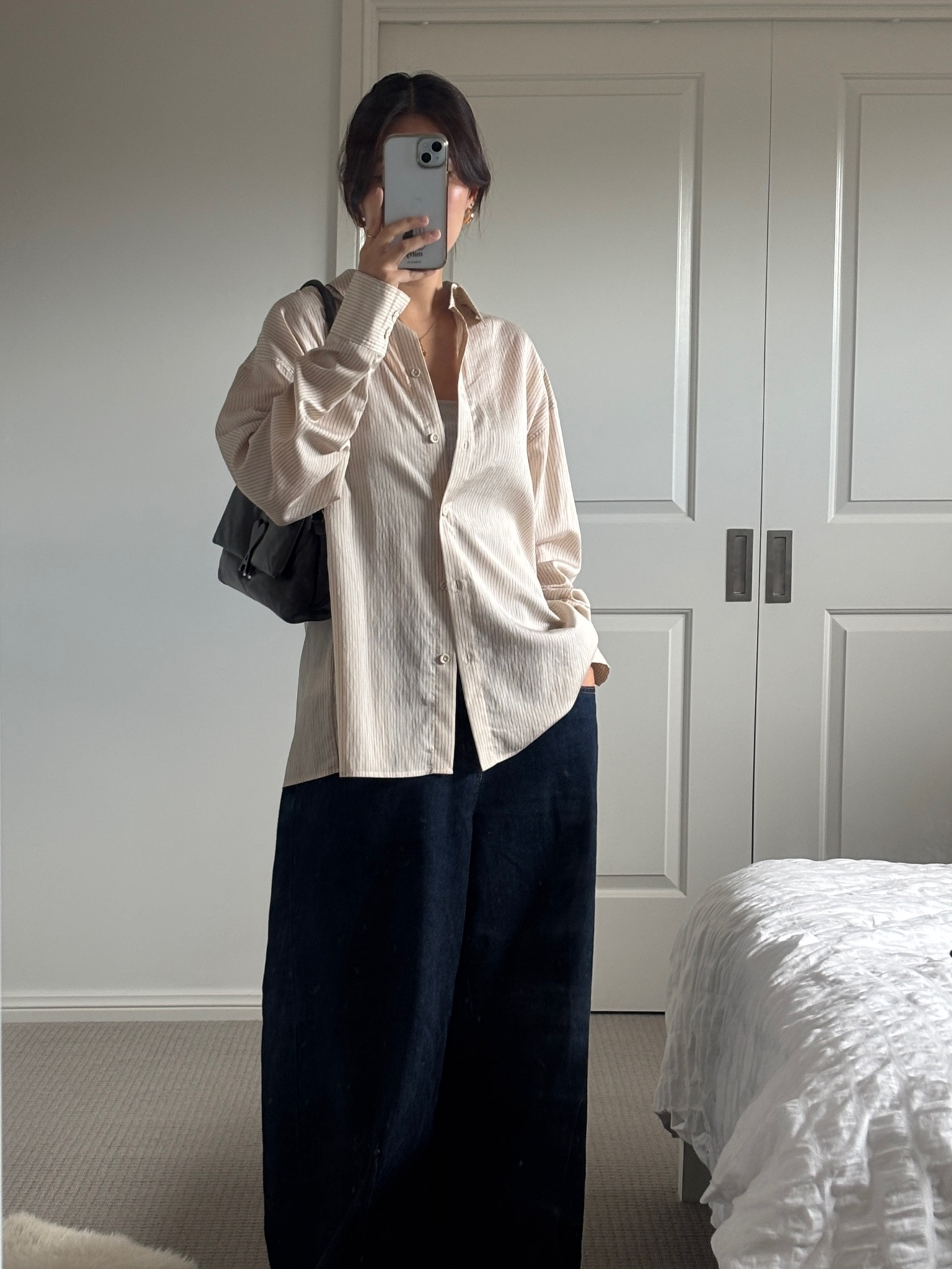 top is the isle shirt from mattir and pants are the ellie jean from alpha60

bag is tagged