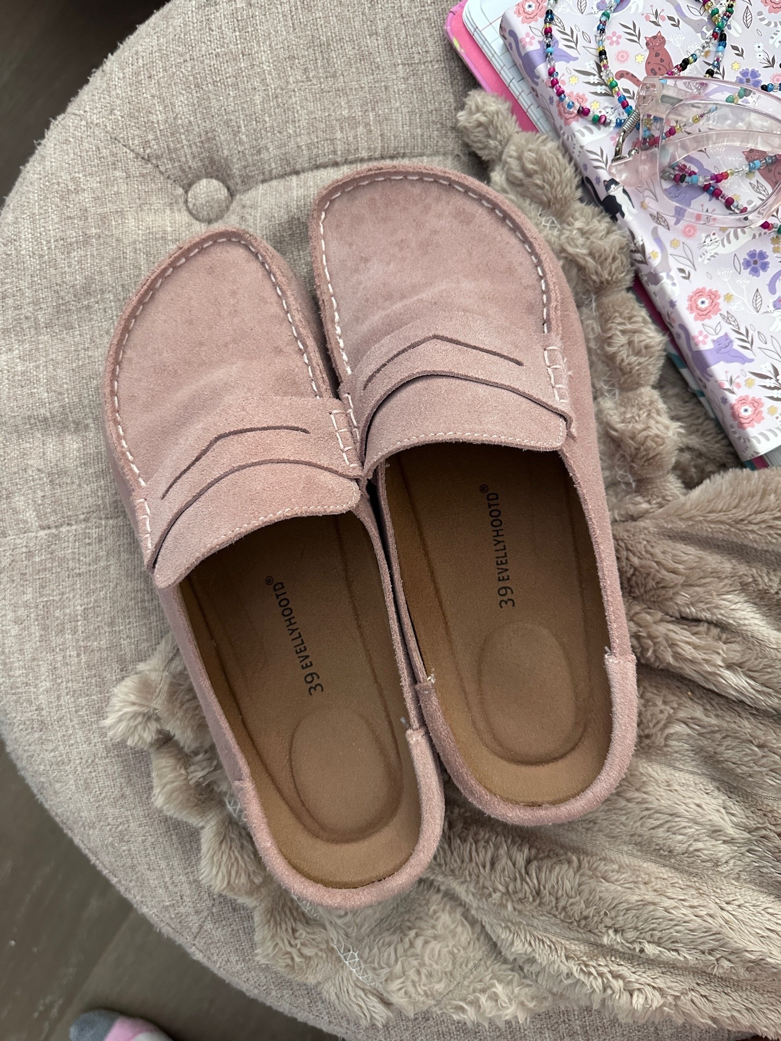 EVELLYHOOTD

Lofel Suede Clogs Slip-On Mules Wide Fit for Women Men
Nurses Shoes & All-Day Standing, Memory Foam Cushioning, Arch Support, Indoor/Outdoor, Unisex