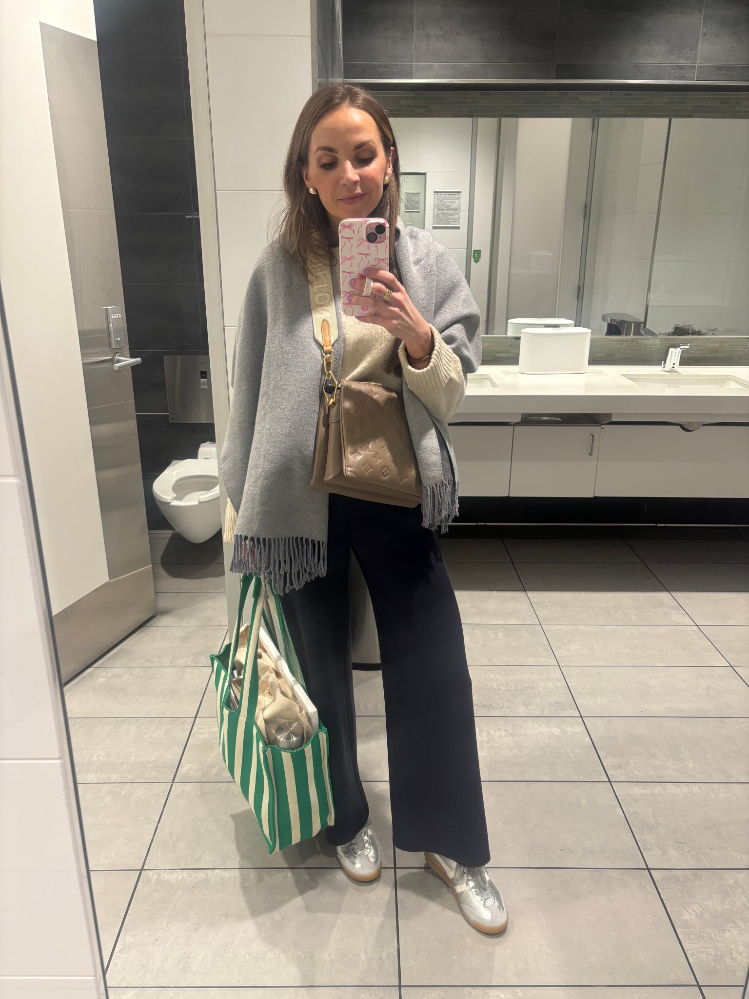 Travel outfit - this pashmina scarf is so cozy and big and only $20!